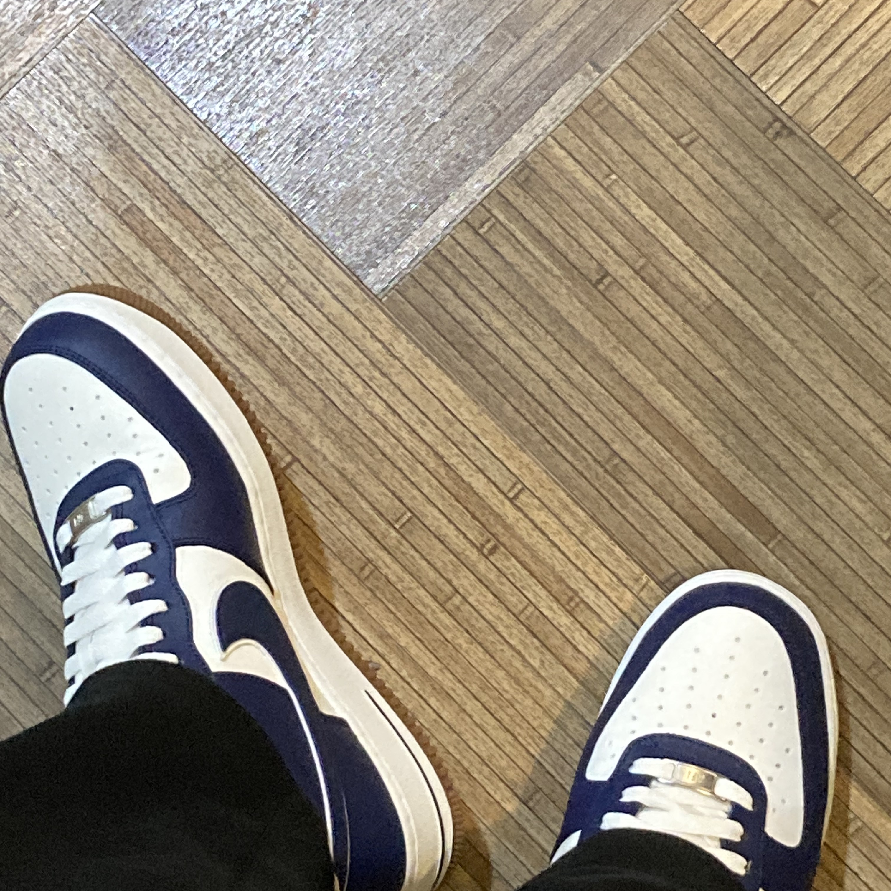 Nike Air Force 1 '07 LV8 Midnight Navy 착용 스타일