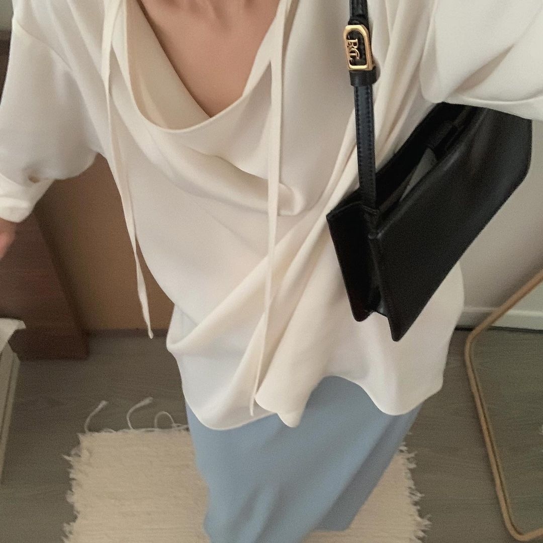 Haveless Women Draped Open Back Blouse Creme 착용 스타일 - 2