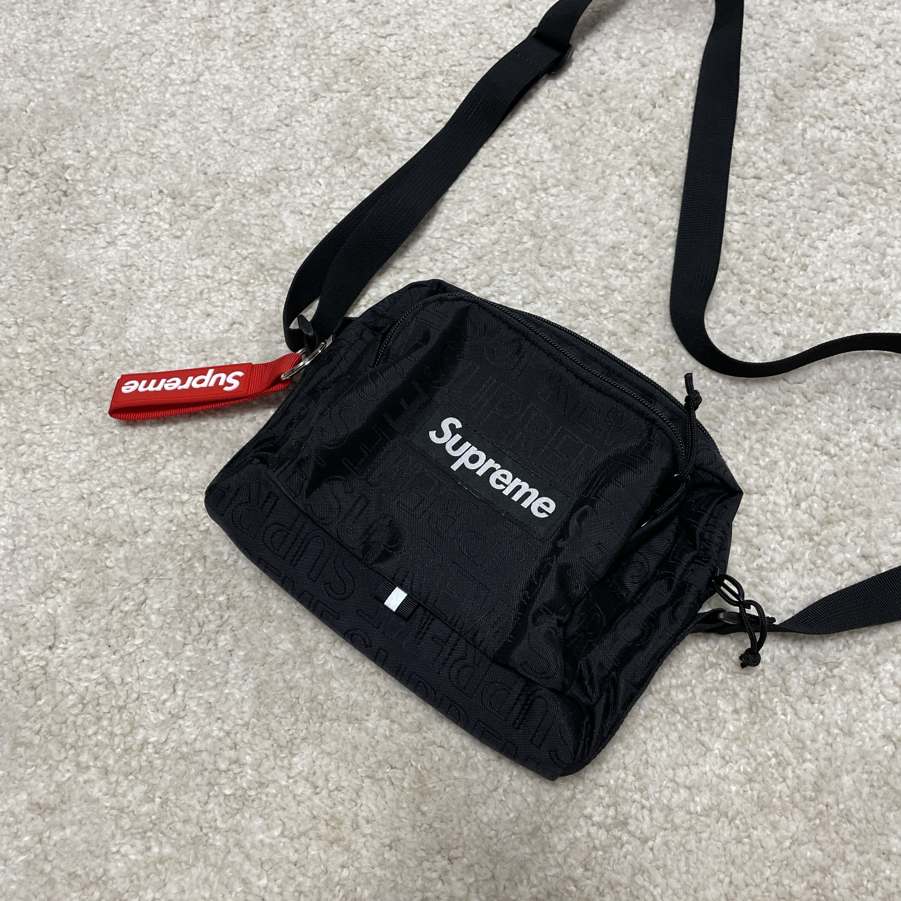Supreme Shoulder Bag Black - 19SS, Supreme Webbing Keychain Red - 23SS 착용 스타일 - 2