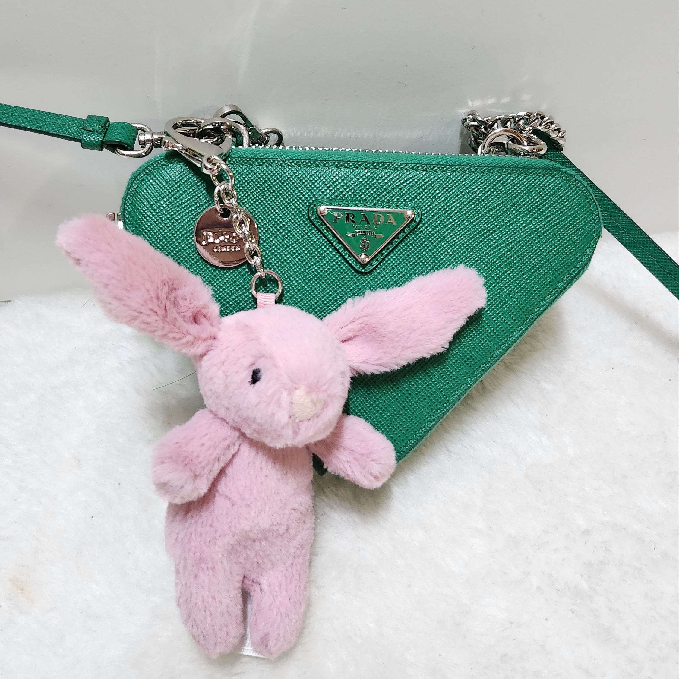 Jellycat Bashful Bunny Bag Charm Tulip, Prada Saffiano Triangle Mini Pouch Black 착용 스타일 - 1