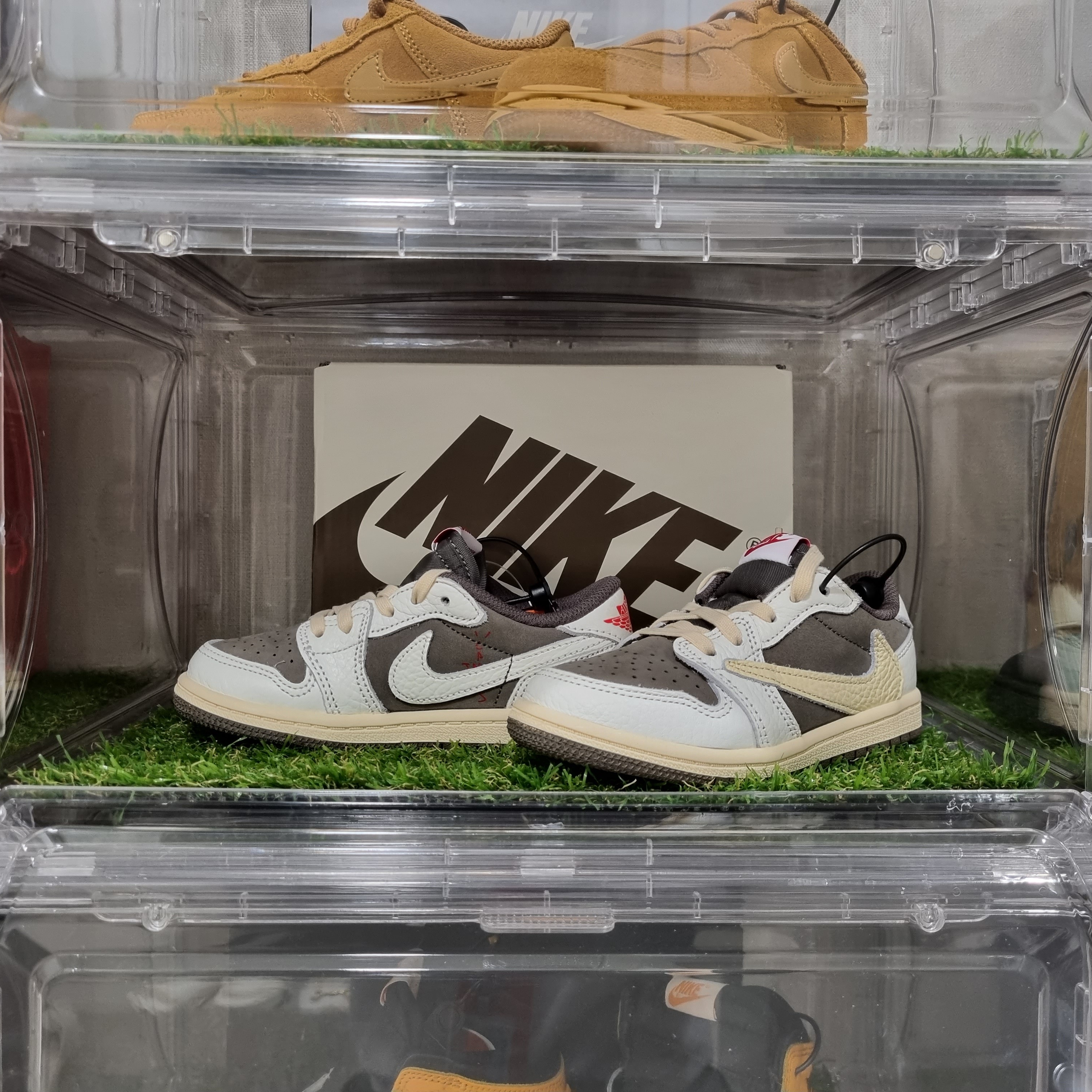 (TD) Jordan 1 x Travis Scott Retro Low OG SP Sail and Ridgerock 착용 스타일 - 2