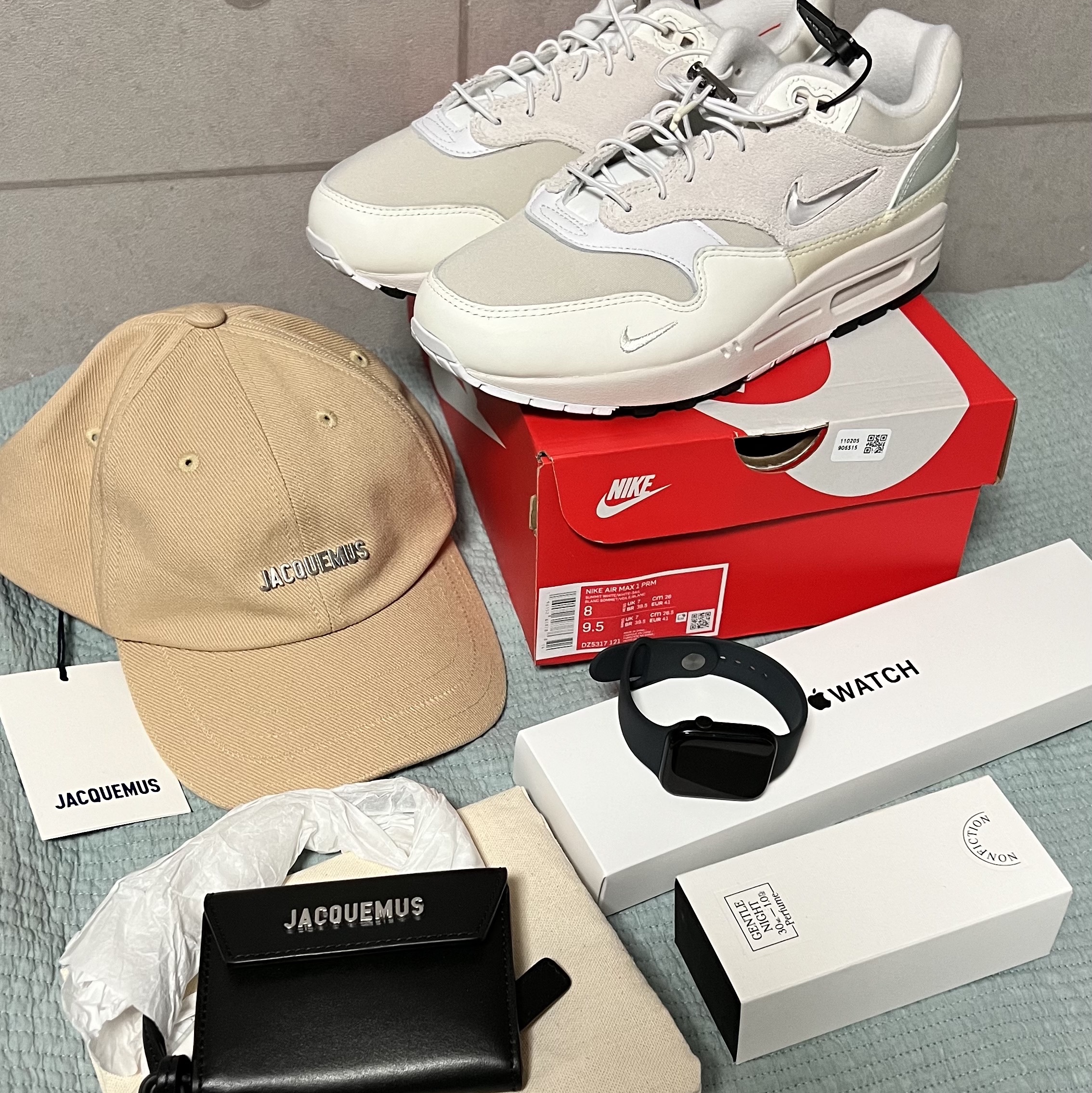 Nike Air Max 1 Hangul Day, Jacquemus La Casquette Rond Round-Back Baseball Cap Beige 착용 스타일