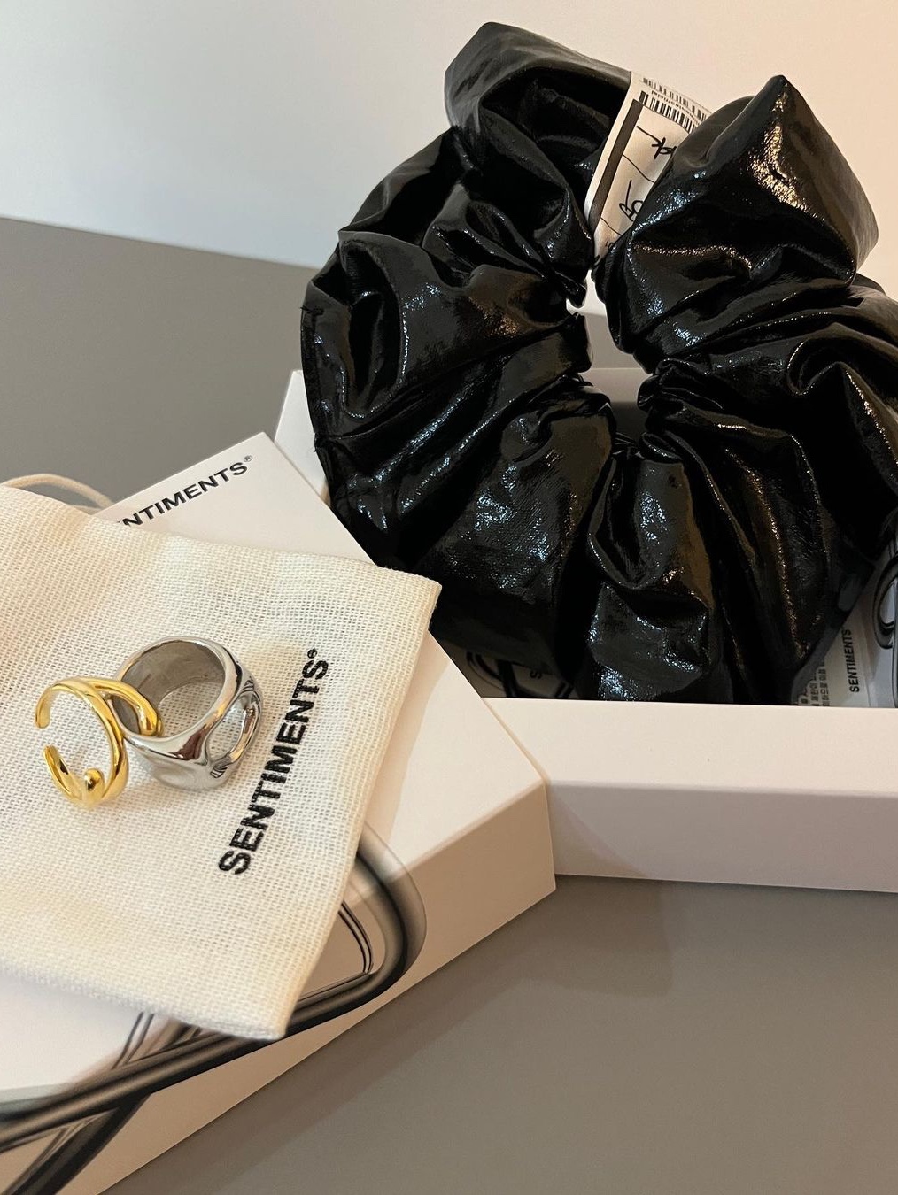 [KREAM 단독] Sentiments No.370 Star Hair Scrunchy Black, [KREAM 단독] Sentiments No.370 Star Hair Scrunchy Silver 착용 스타일