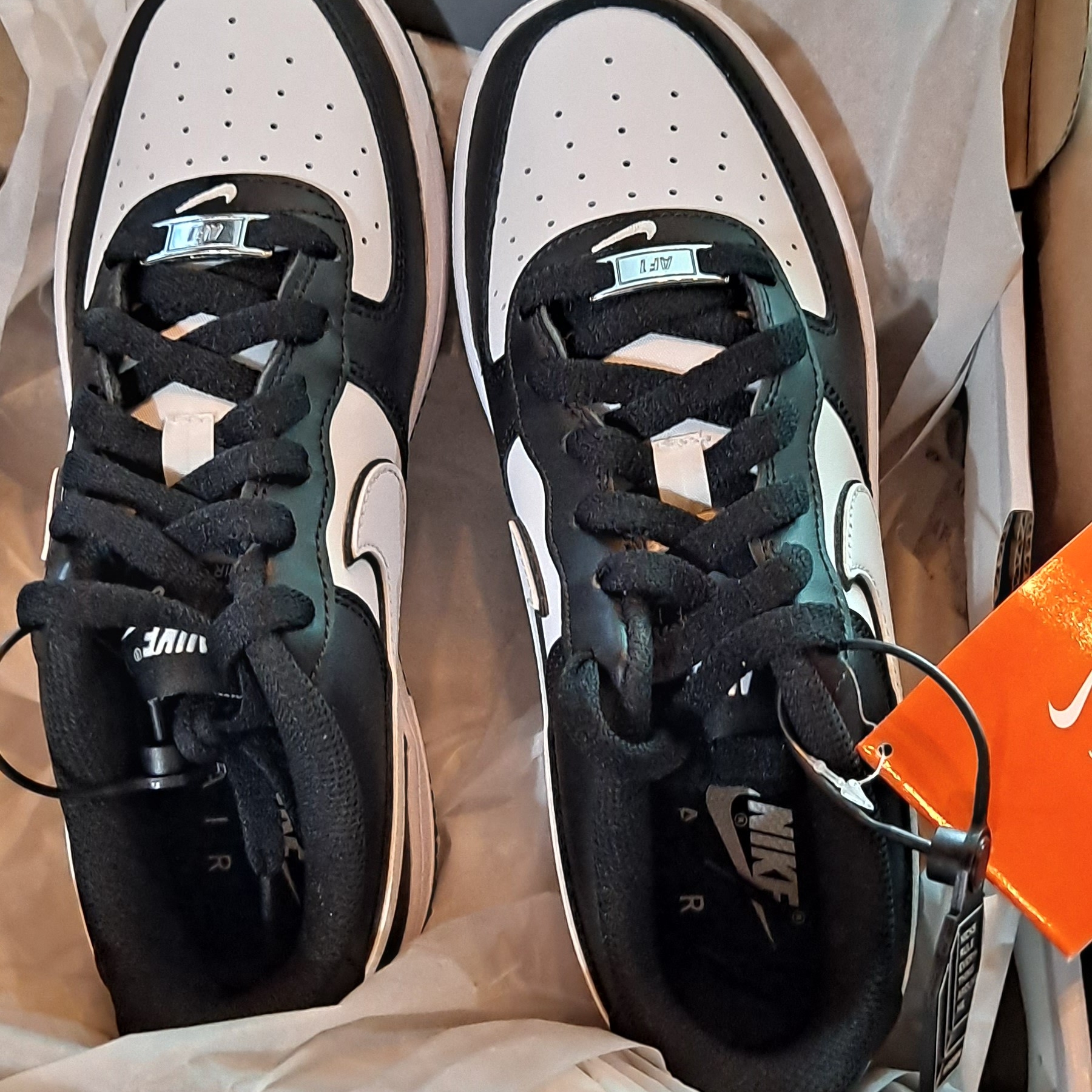 (GS) Nike Air Force 1 LV8 2 Black White 착용 스타일 - 3