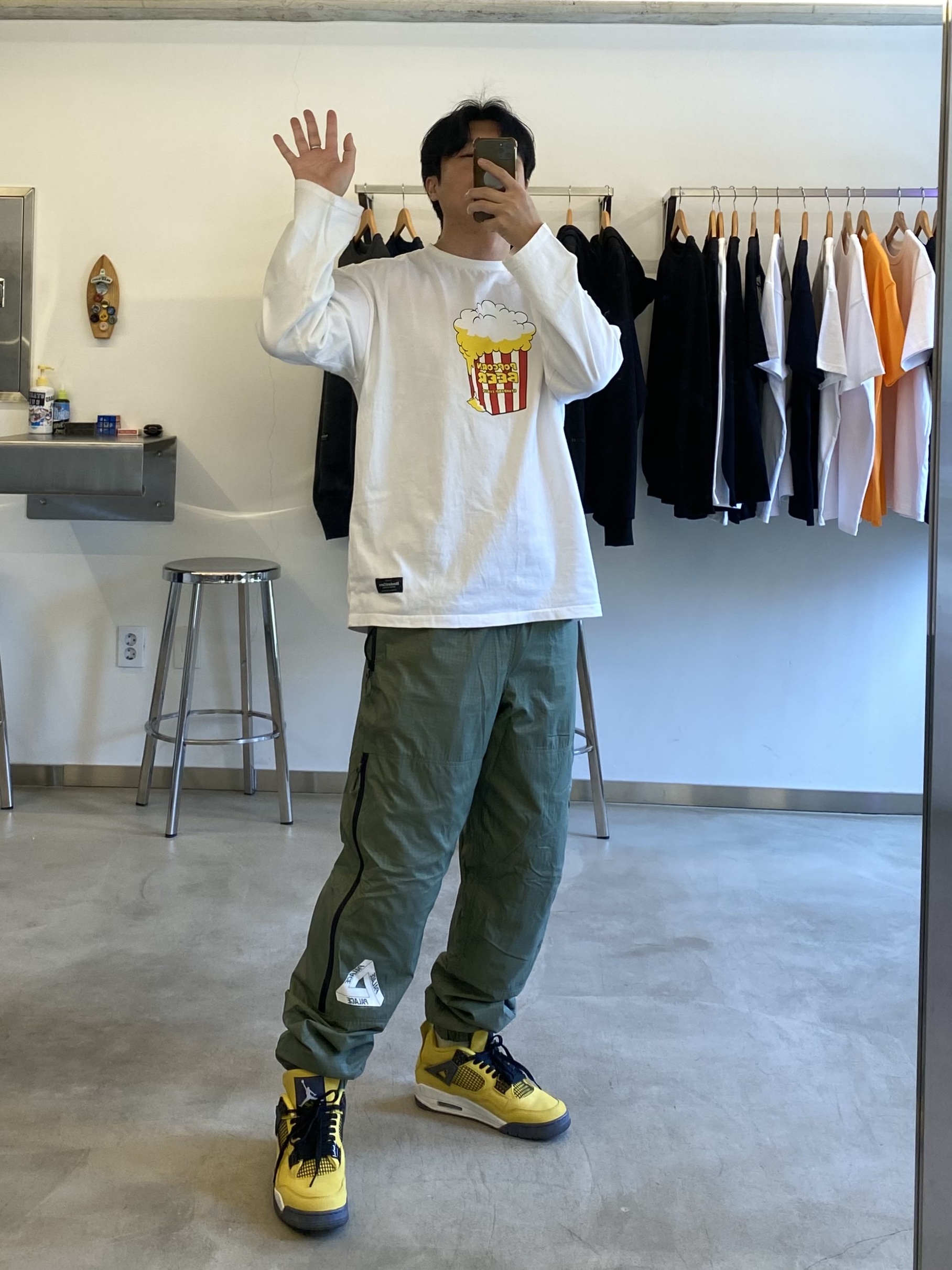 Palace Zip-It Shell Pants Olive - 21FW, Jordan 4 Retro Tour Yellow 착용 스타일 - 2