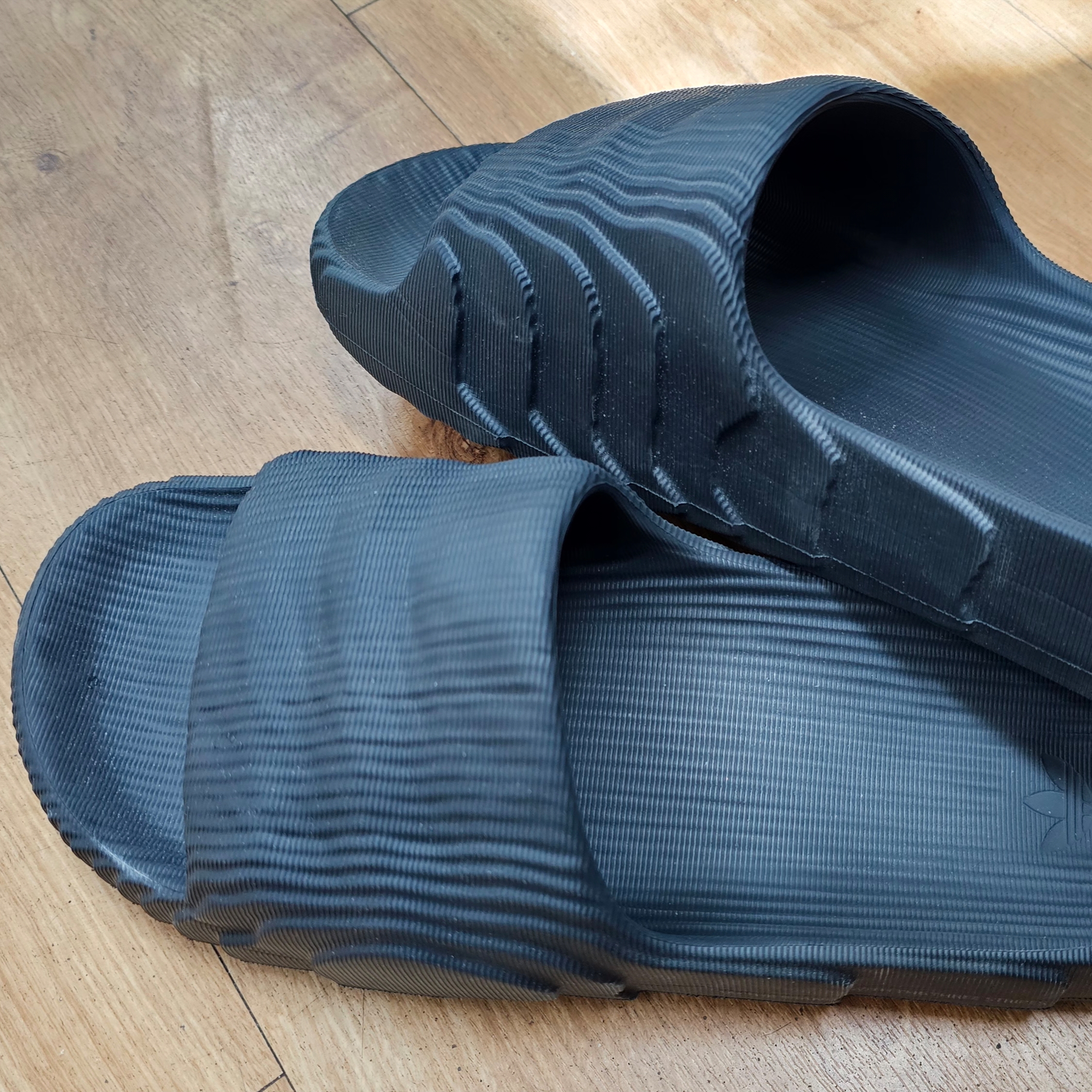 Adidas Adilette 22 Carbon 착용 스타일 - 1