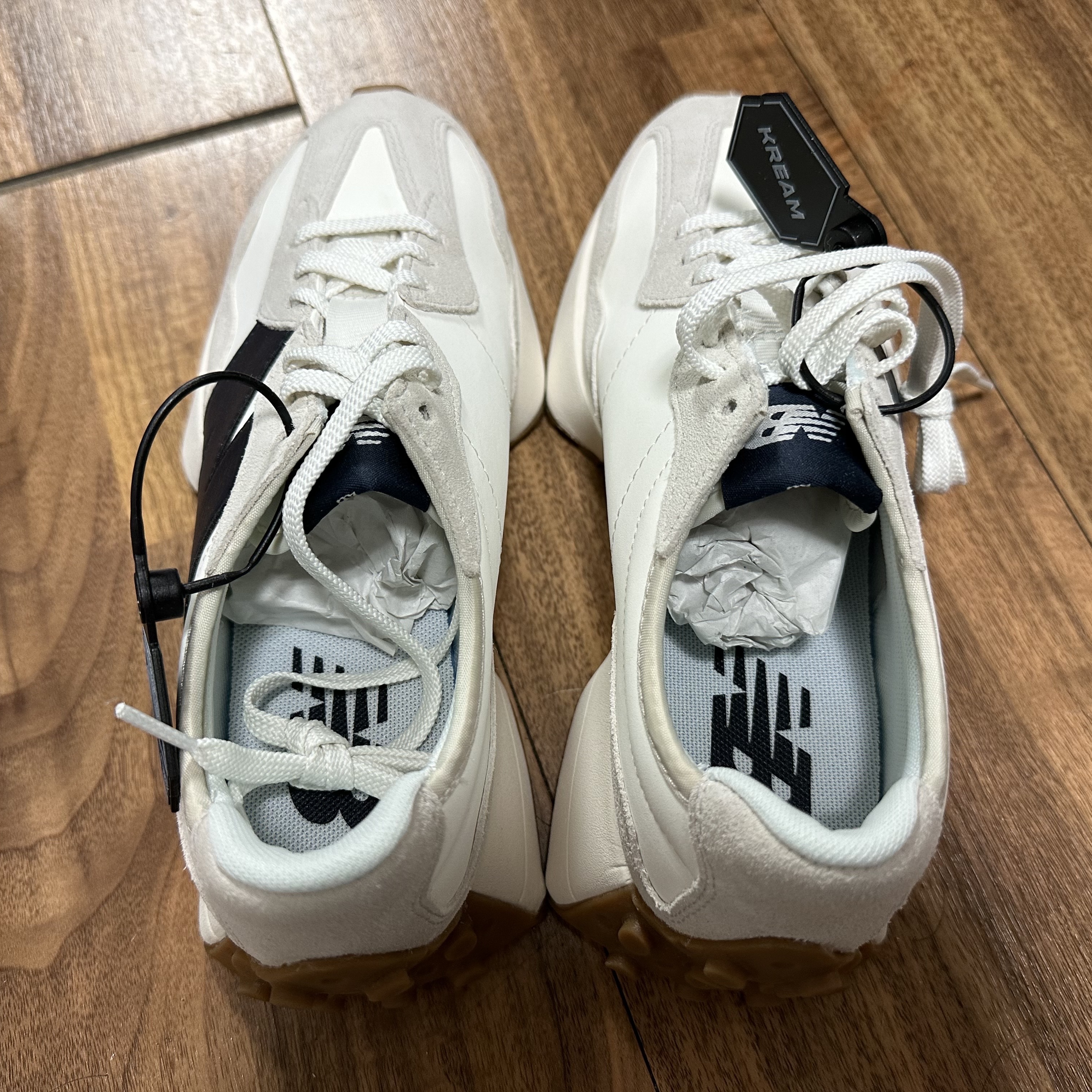 (W) New Balance 327 Beige Gum 착용 스타일
