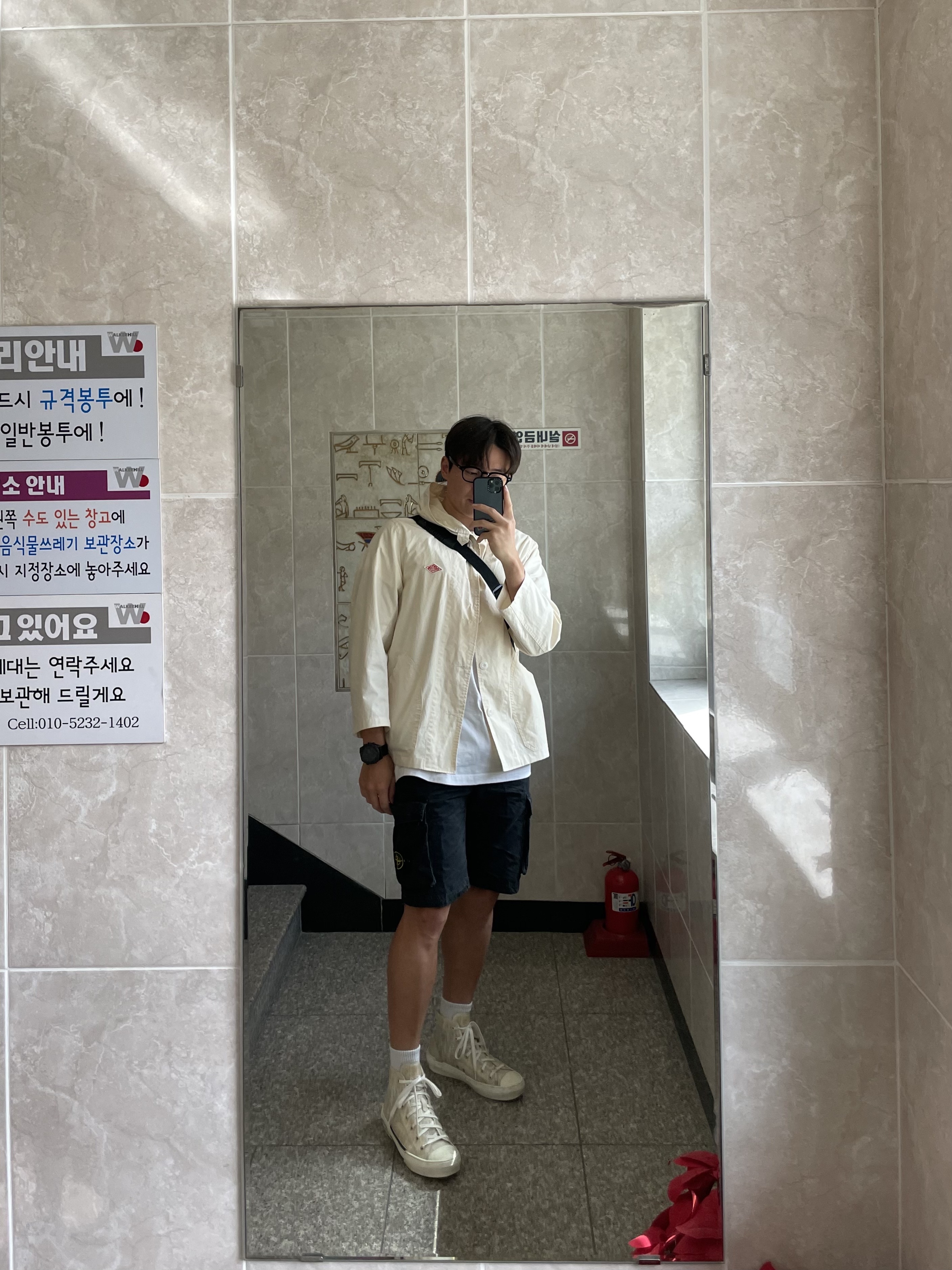 Dior B23 High Dior Oblique White, Stone Island L0803 Stretch Cotton Canvas Garment Dyed Cargo Bermuda Shorts Black - 23SS 착용 스타일