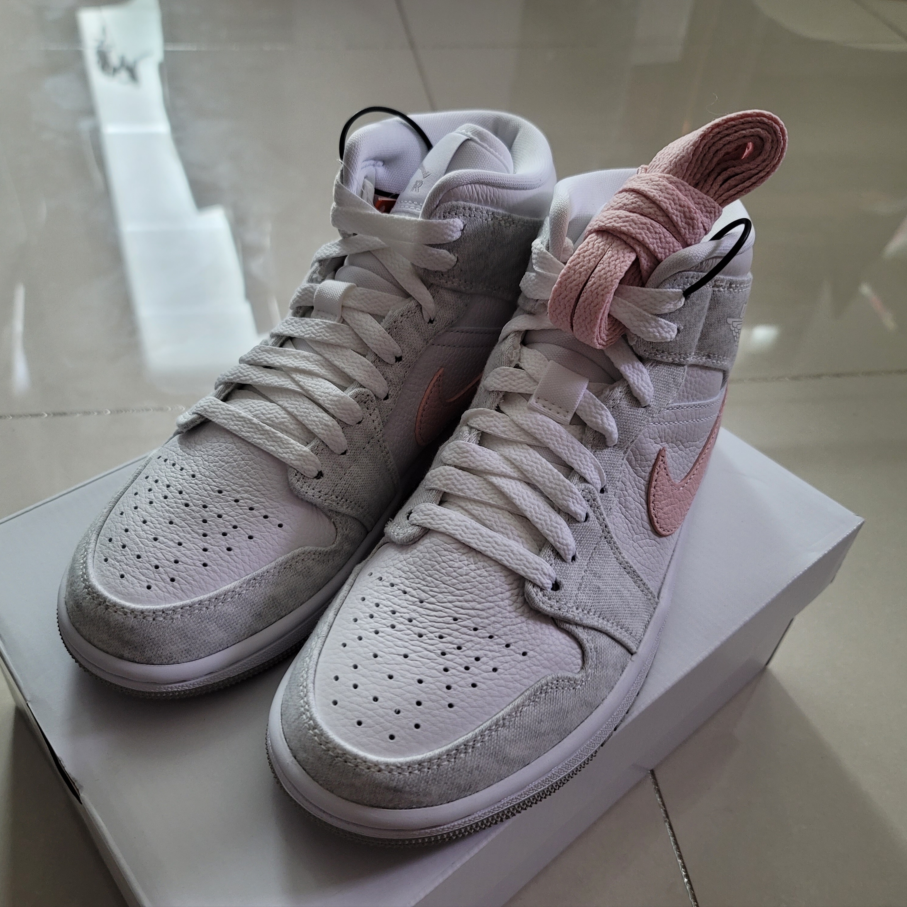 (W) Jordan 1 Mid SE Light Iron Ore 착용 스타일 - 1