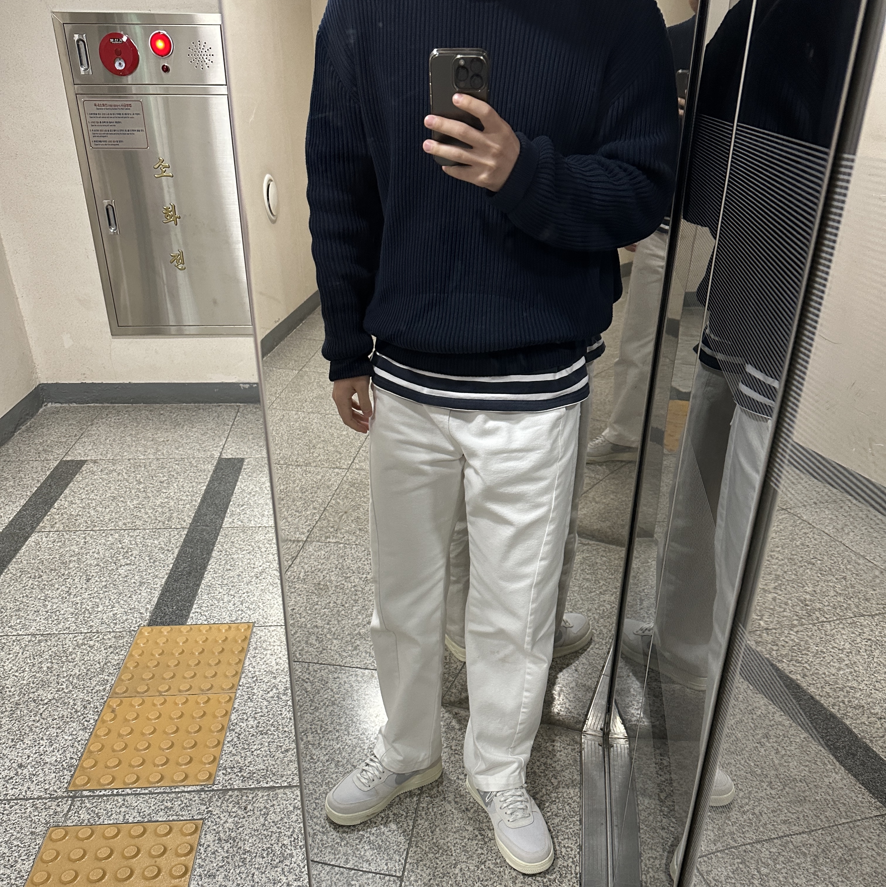 Nike Air Force 1 '07 LV8 Photon Dust and Sail 착용 스타일