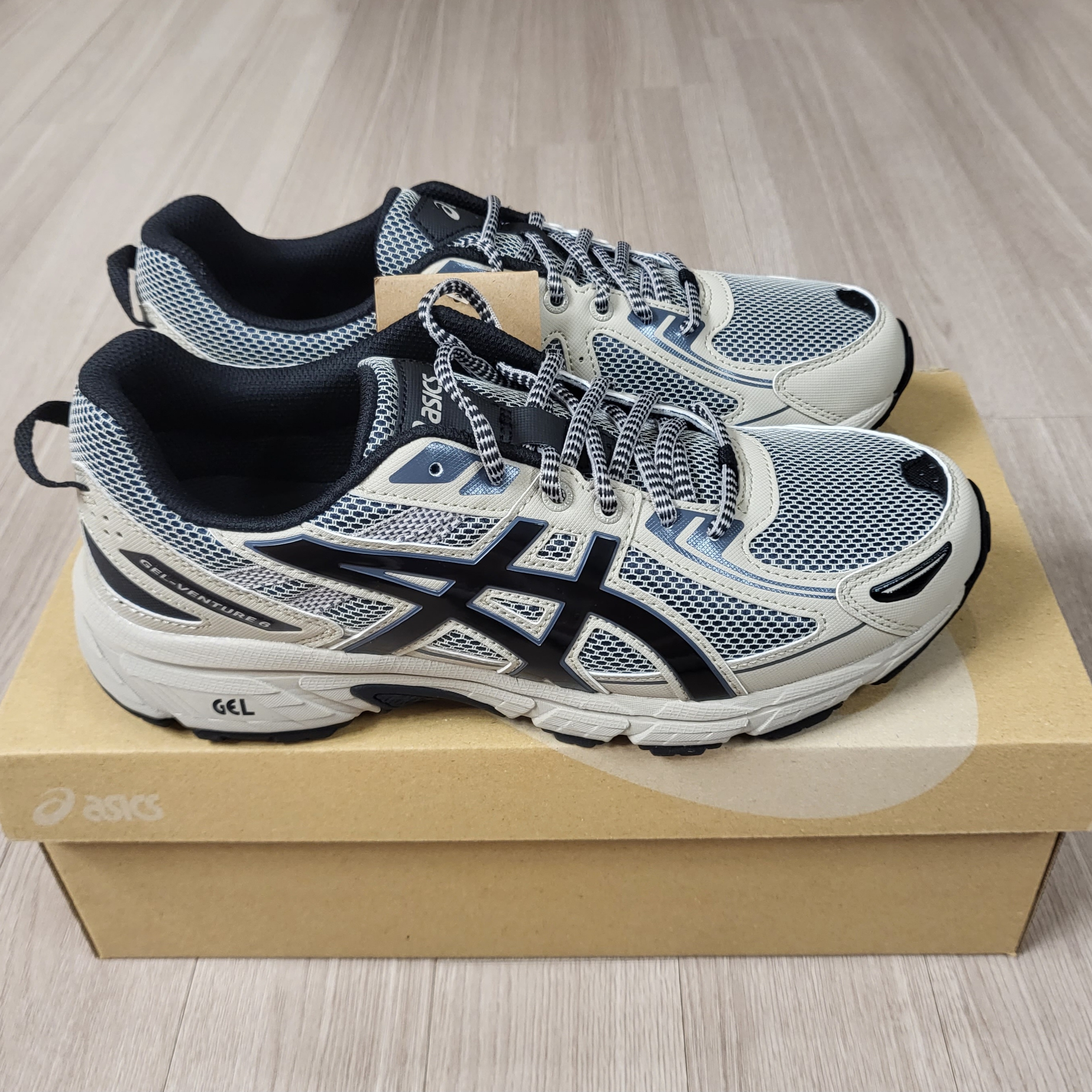 Asics Gel-Venture 6 Feather Grey Black 착용 스타일