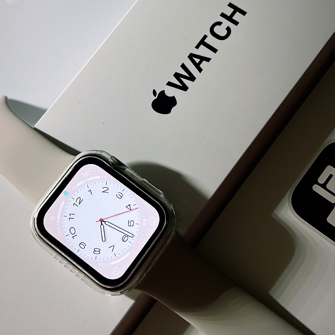 Apple Watch SE 44mm GPS Starlight Aluminum Case with Sport Band Starlight (Korean Ver.) 착용 스타일