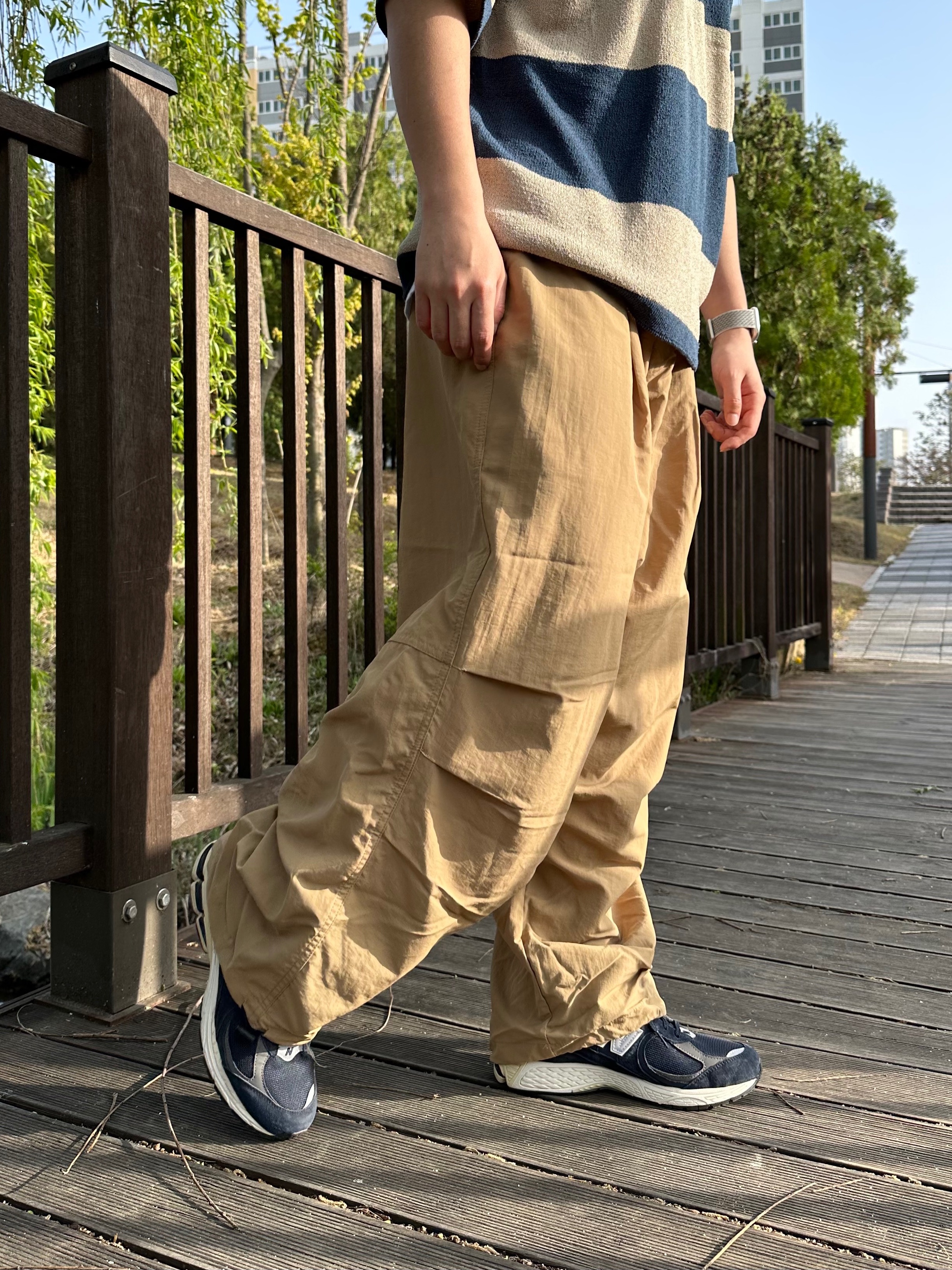 New Balance 2002R Eclipse Castlerock 착용 스타일 - 4