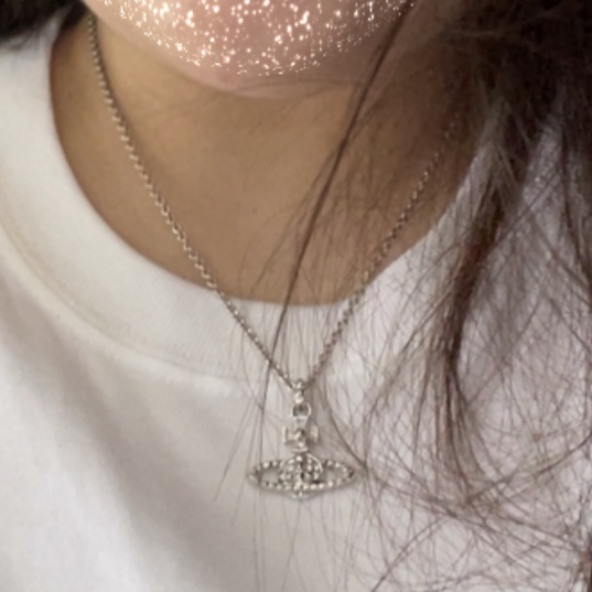 Vivienne Westwood Mayfair Bas Relief Pendant Silver 착용 스타일