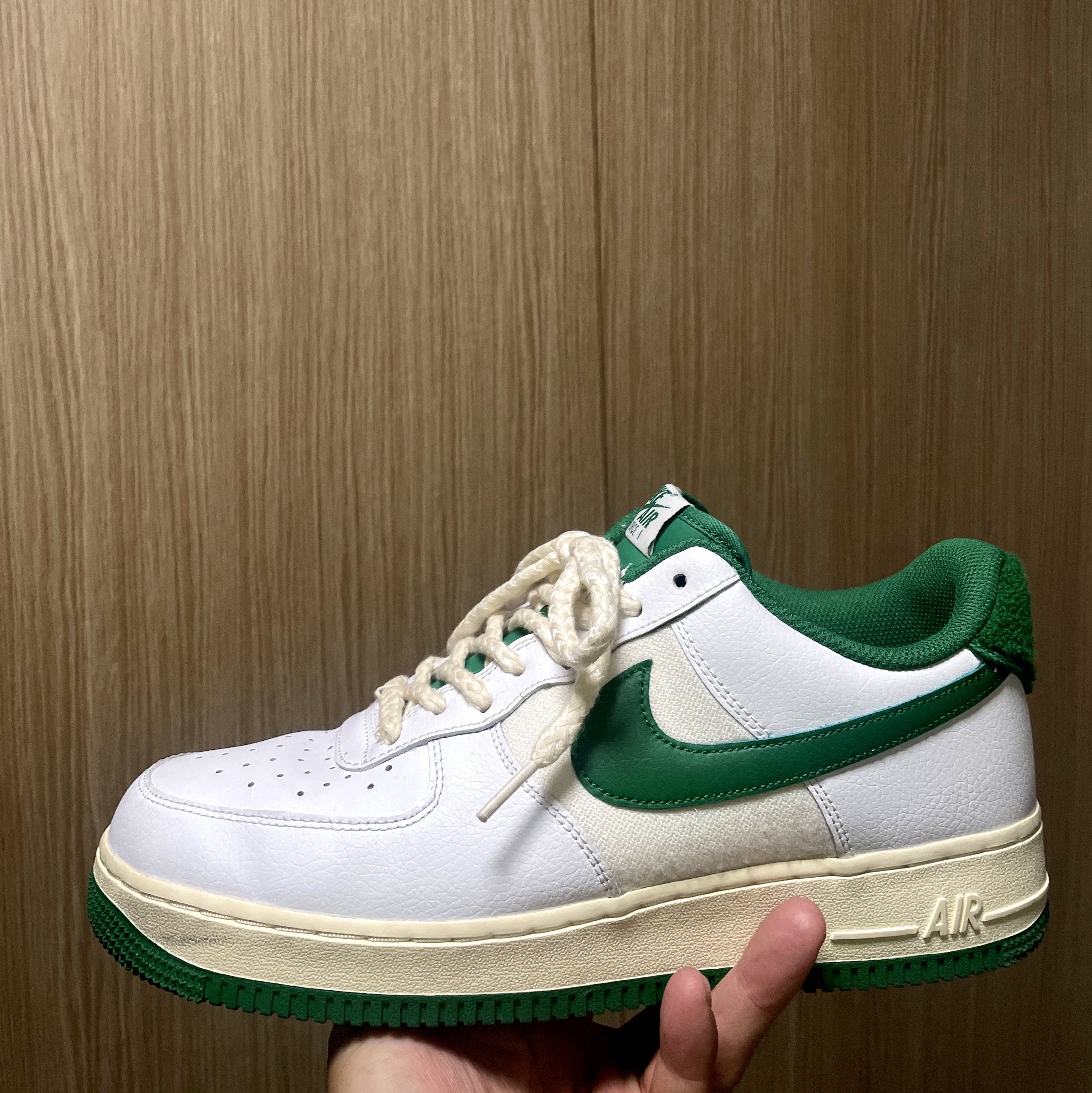 Nike Air Force 1 '07 LV8 Varsity White Pine Green 착용 스타일 - 2