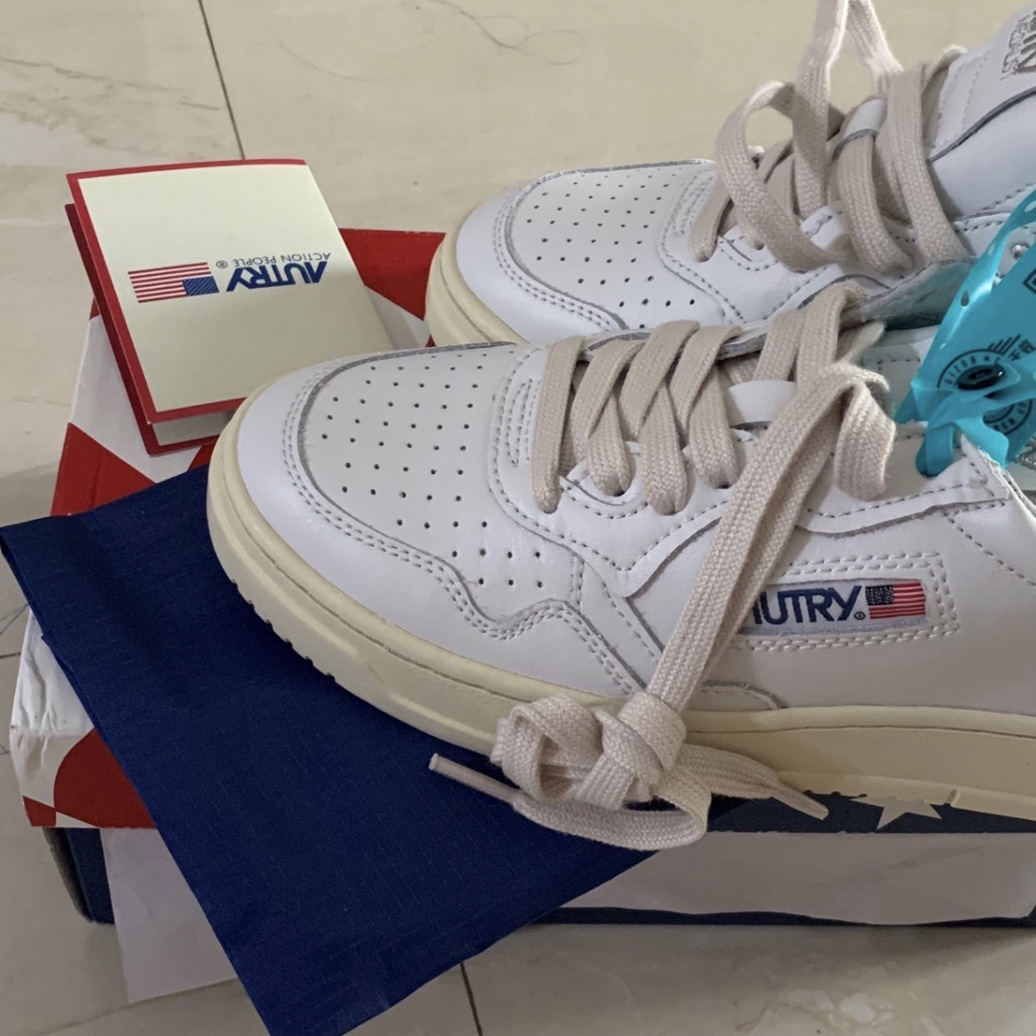 (W) Autry Medalist Low Leather Sneakers White 착용 스타일