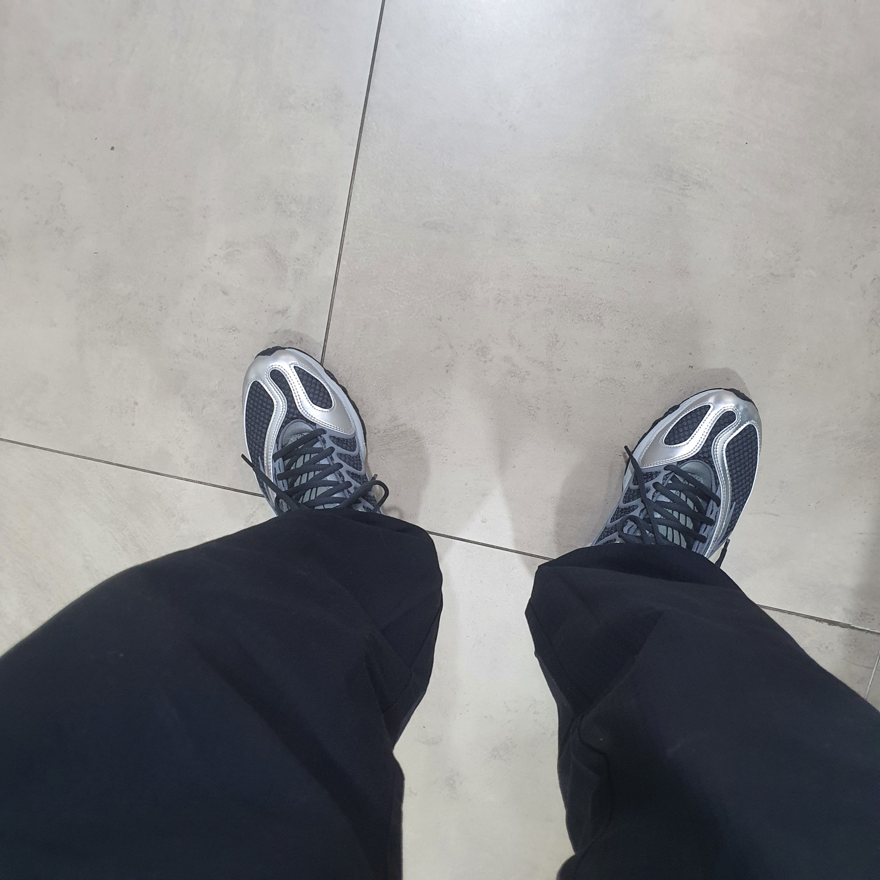 Nike Air Tuned Max Black Smoke Grey 착용 스타일