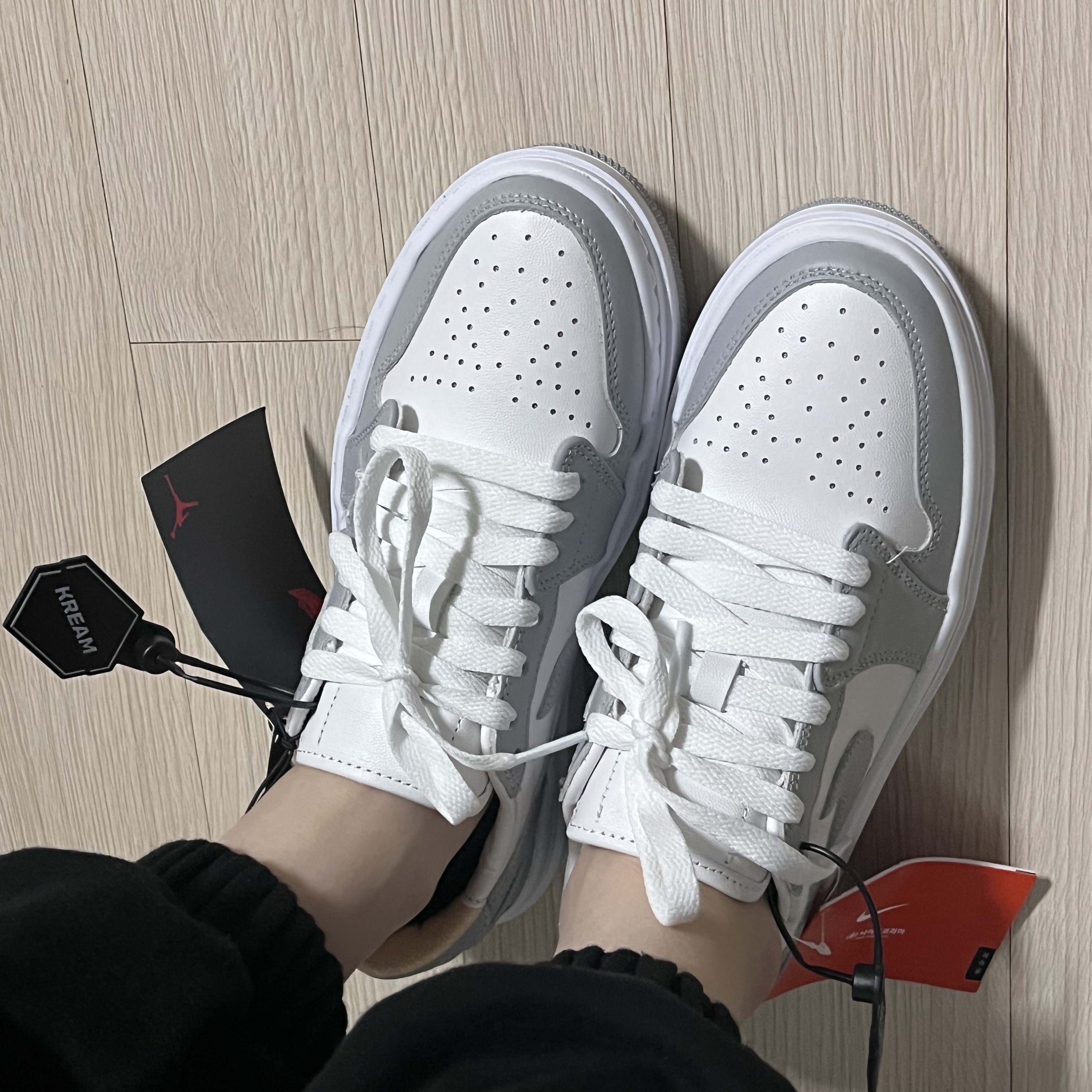 (W) Jordan 1 Elevate Low White and Wolf Grey 착용 스타일 - 1