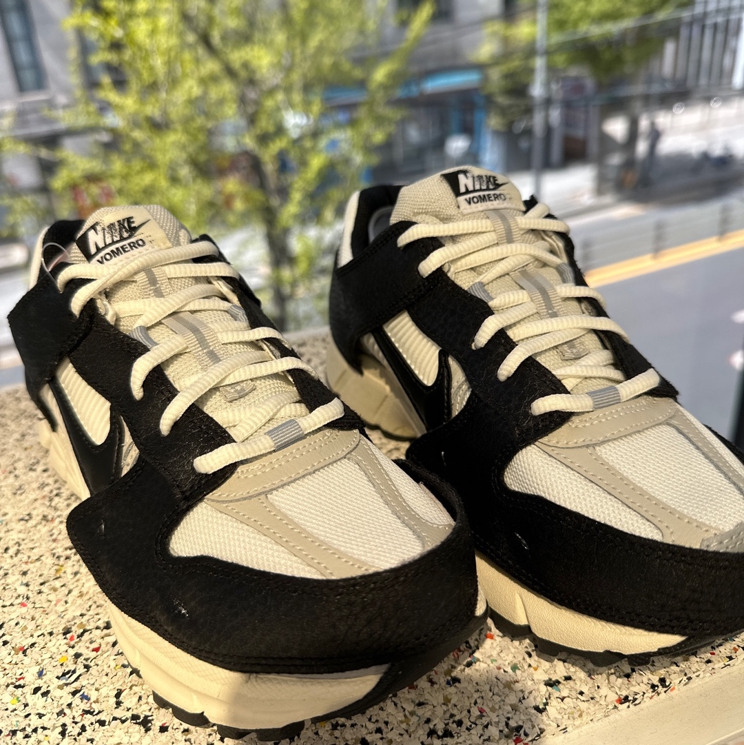 (W) Nike Zoom Vomero 5 Wolf Grey and Black 착용 스타일 - 1