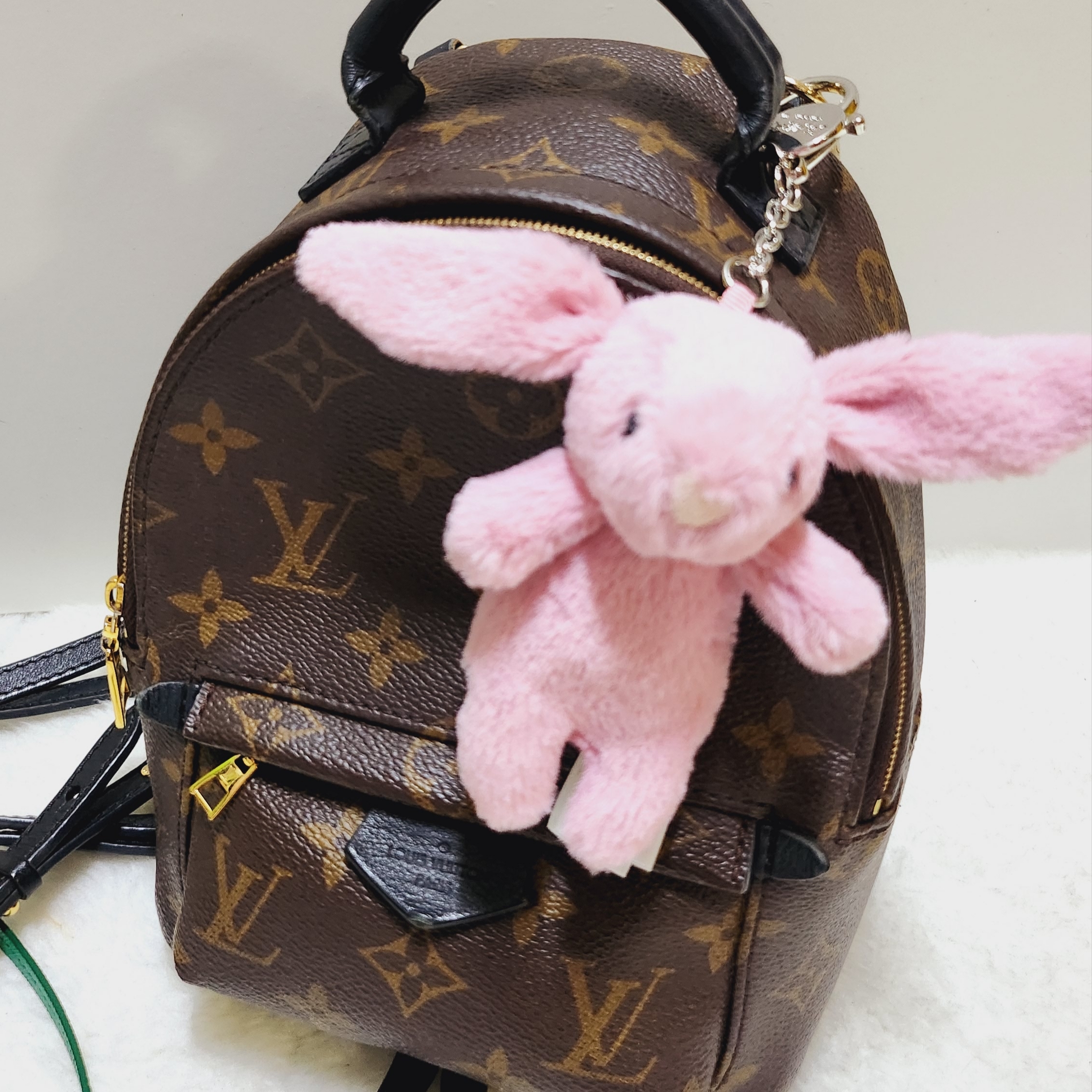 Jellycat Bashful Bunny Bag Charm Tulip, Prada Saffiano Triangle Mini Pouch Black 착용 스타일 - 3