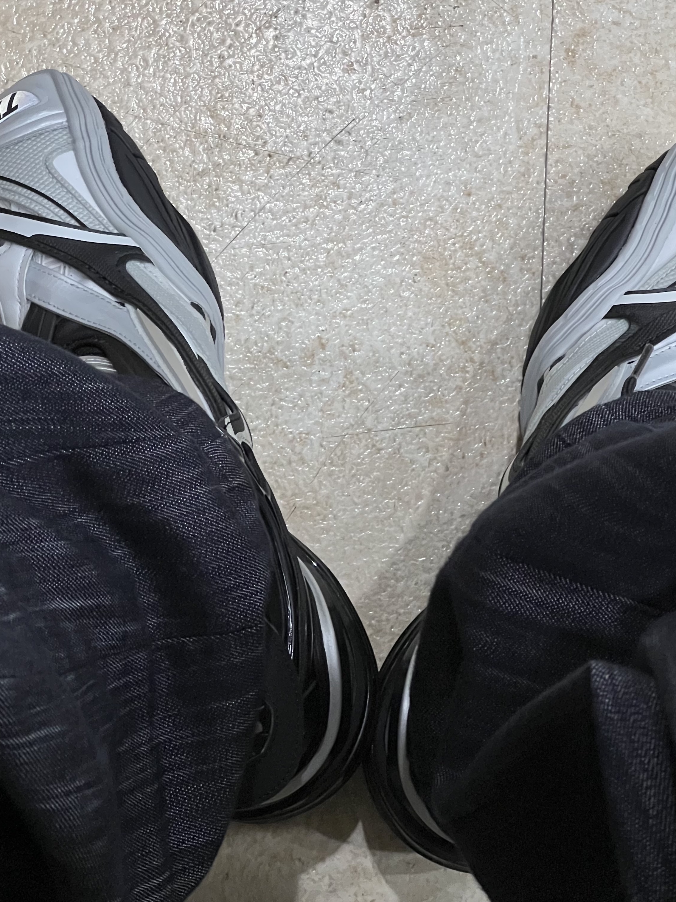 Balenciaga Tyrex Sneakers Black Grey 착용 스타일 - 2