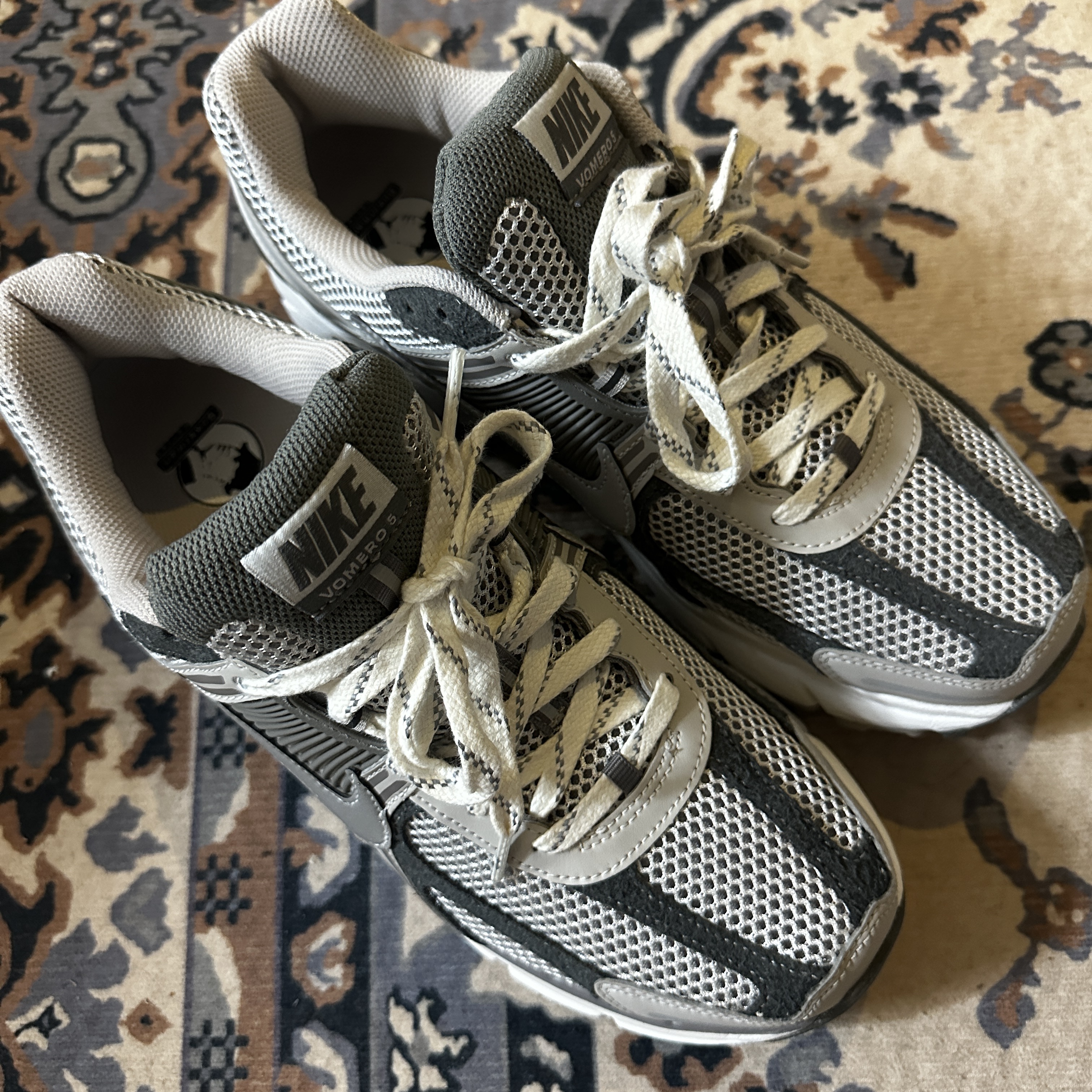 Nike Zoom Vomero 5 PRM Light Iron Ore and Flat Fewter 착용 스타일 - 3