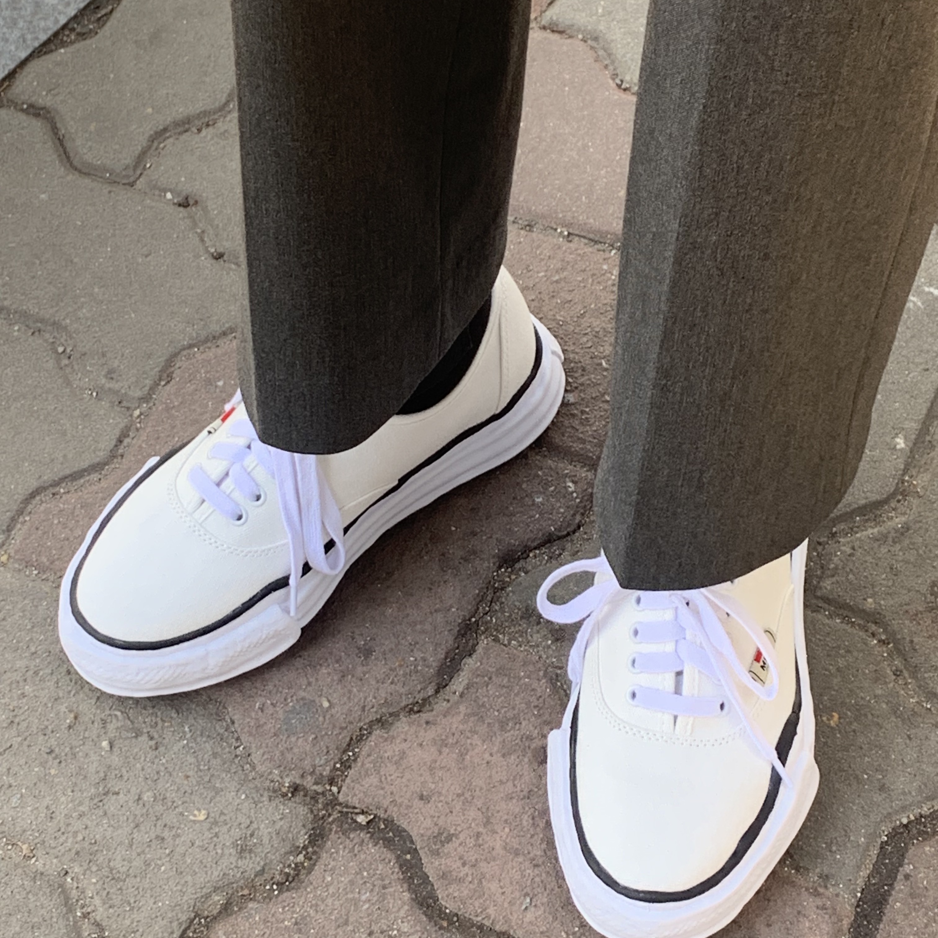 Maison Mihara Yasuhiro Baker OG Sole Canvas Low Cut Sneakers White 착용 스타일 - 3