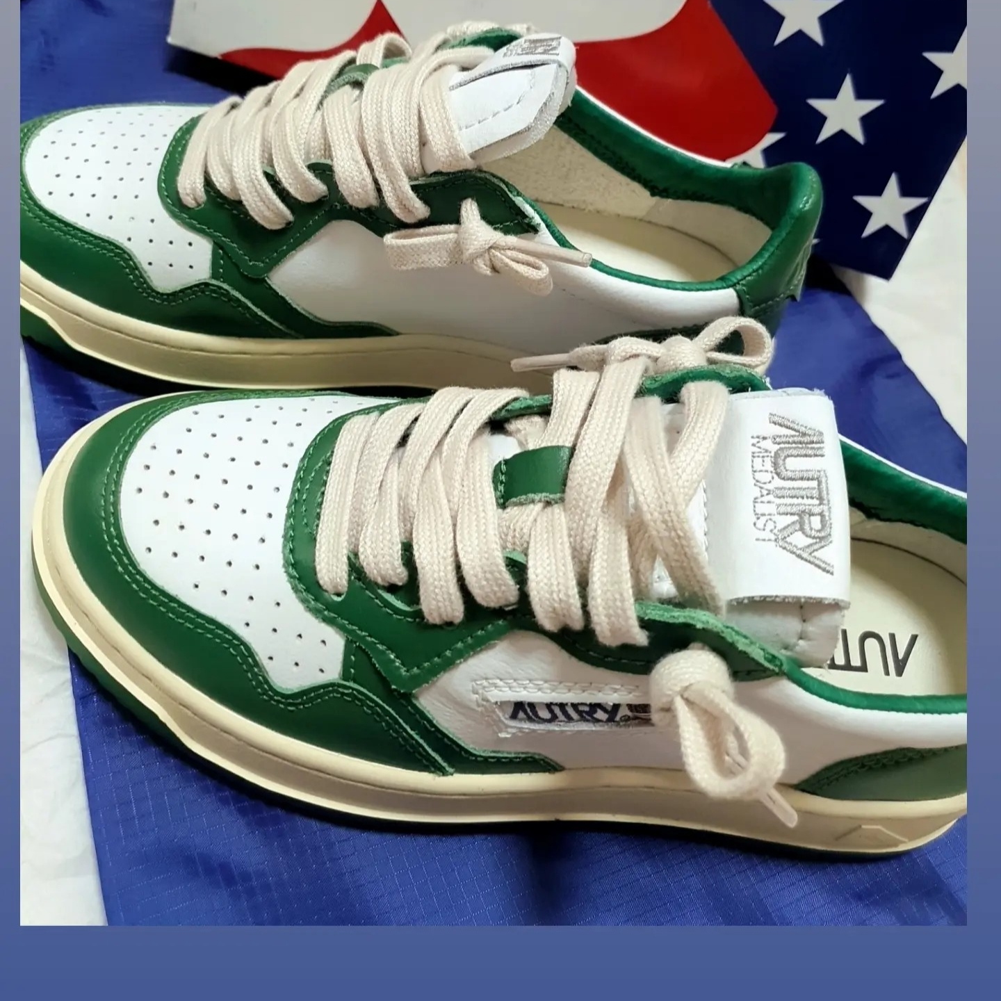 (W) Autry Medalist Low Leather Sneakers Green White 착용 스타일