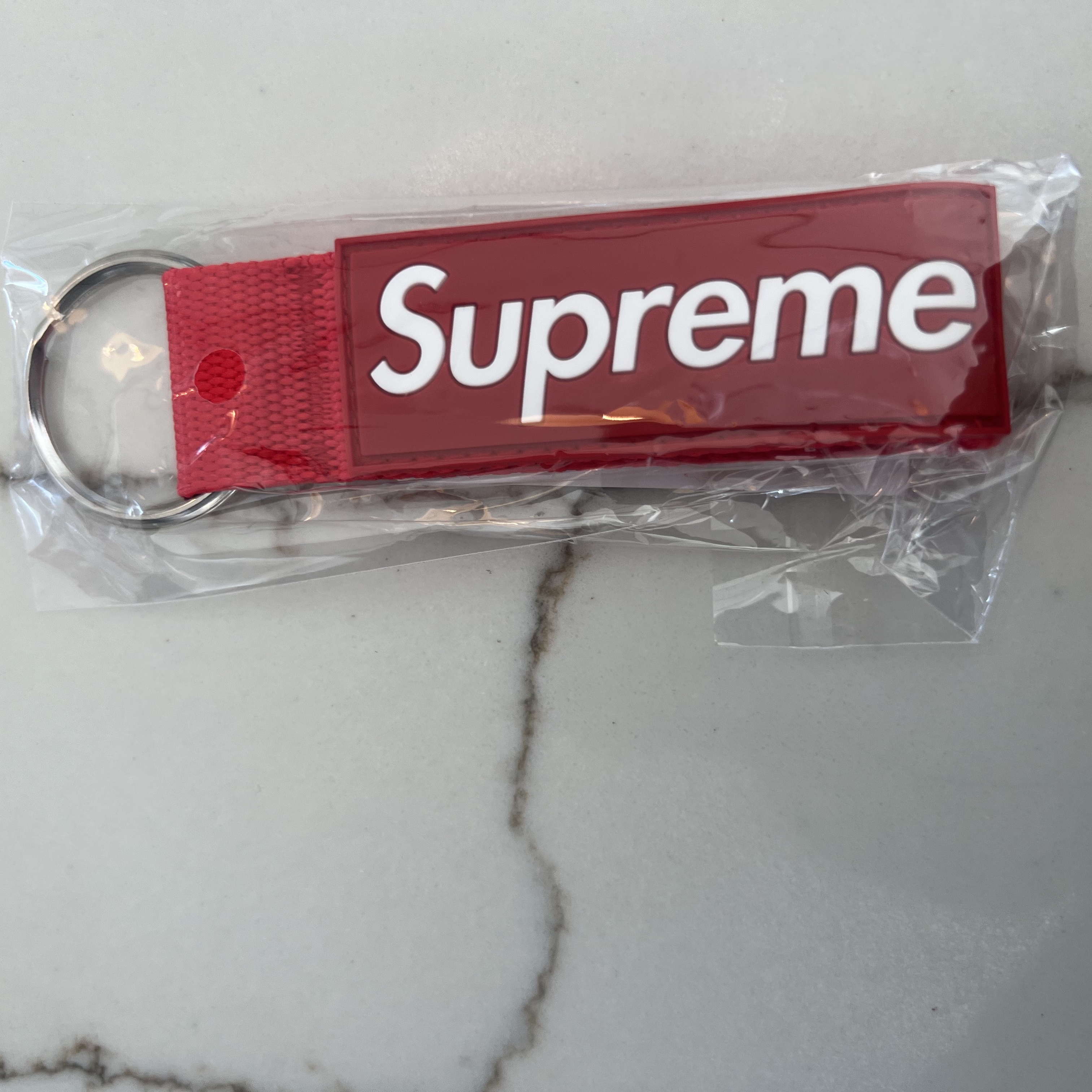 Supreme Webbing Keychain Red - 23SS, Supreme Webbing Keychain Black - 23SS 착용 스타일 - 2