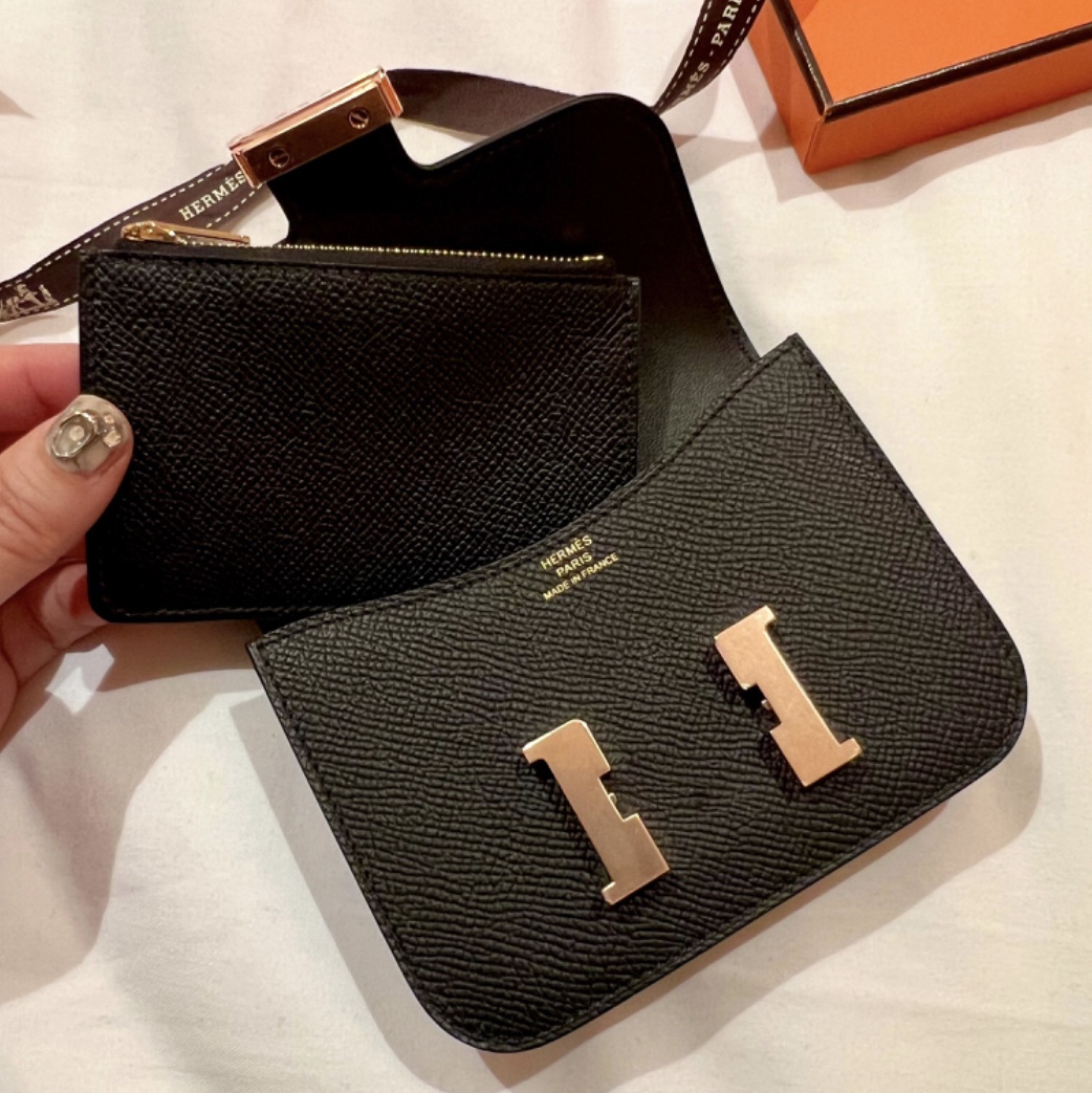 Hermes Constance Slim Wallet Epsom & Rose Gold Noir 착용 스타일
