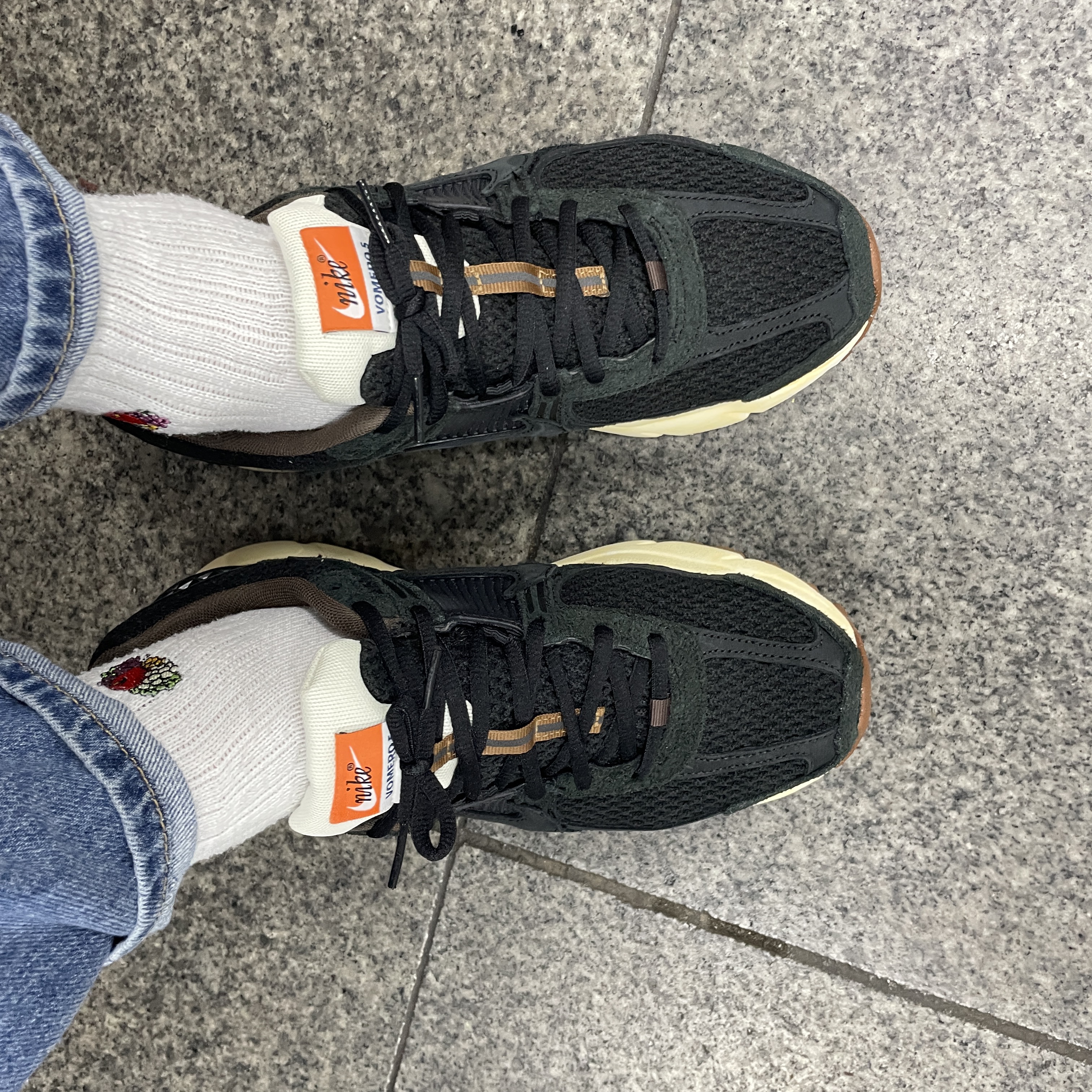 (W) Nike Zoom Vomero 5 Black 착용 스타일