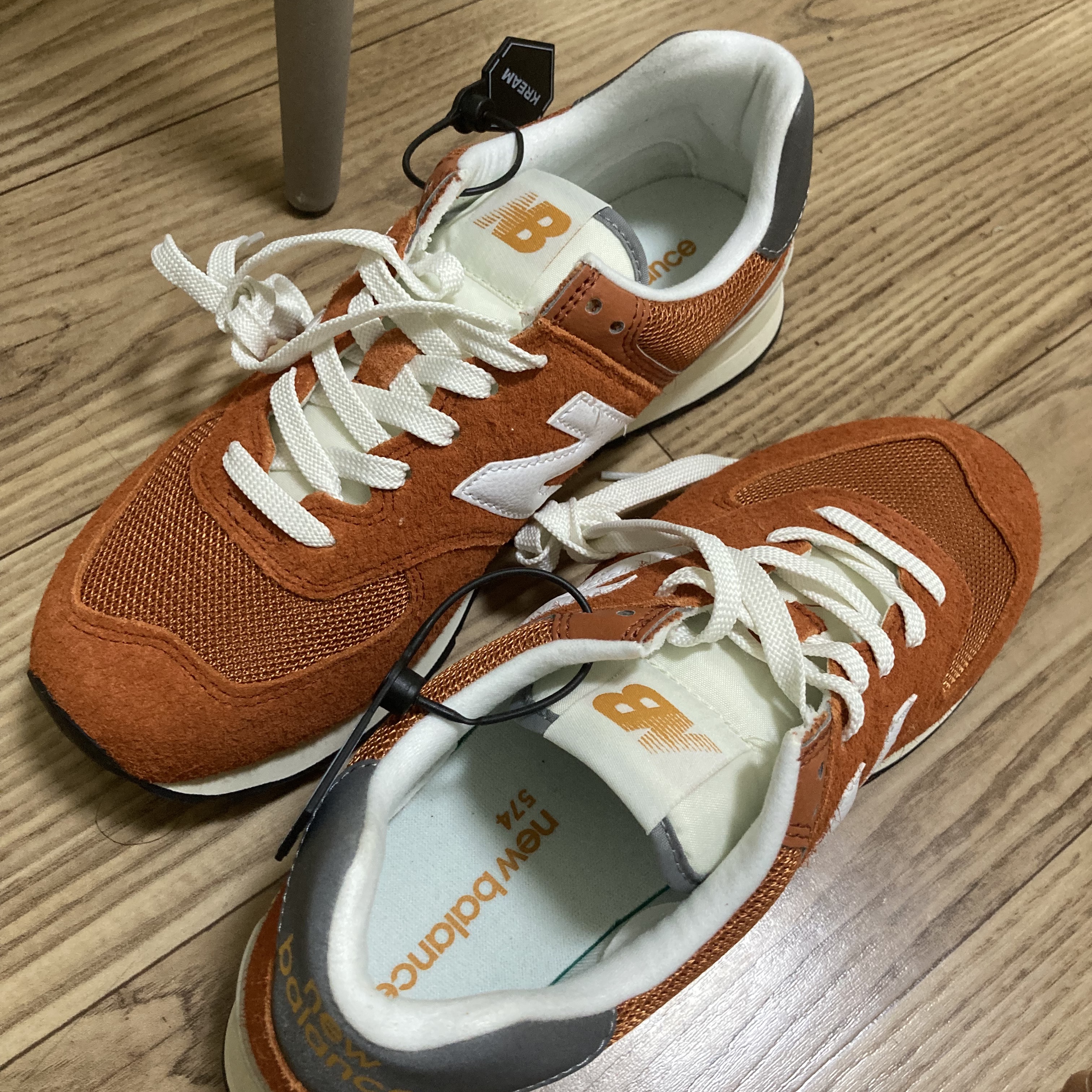 New Balance 574 Heritage Orange Burst White 착용 스타일 - 5