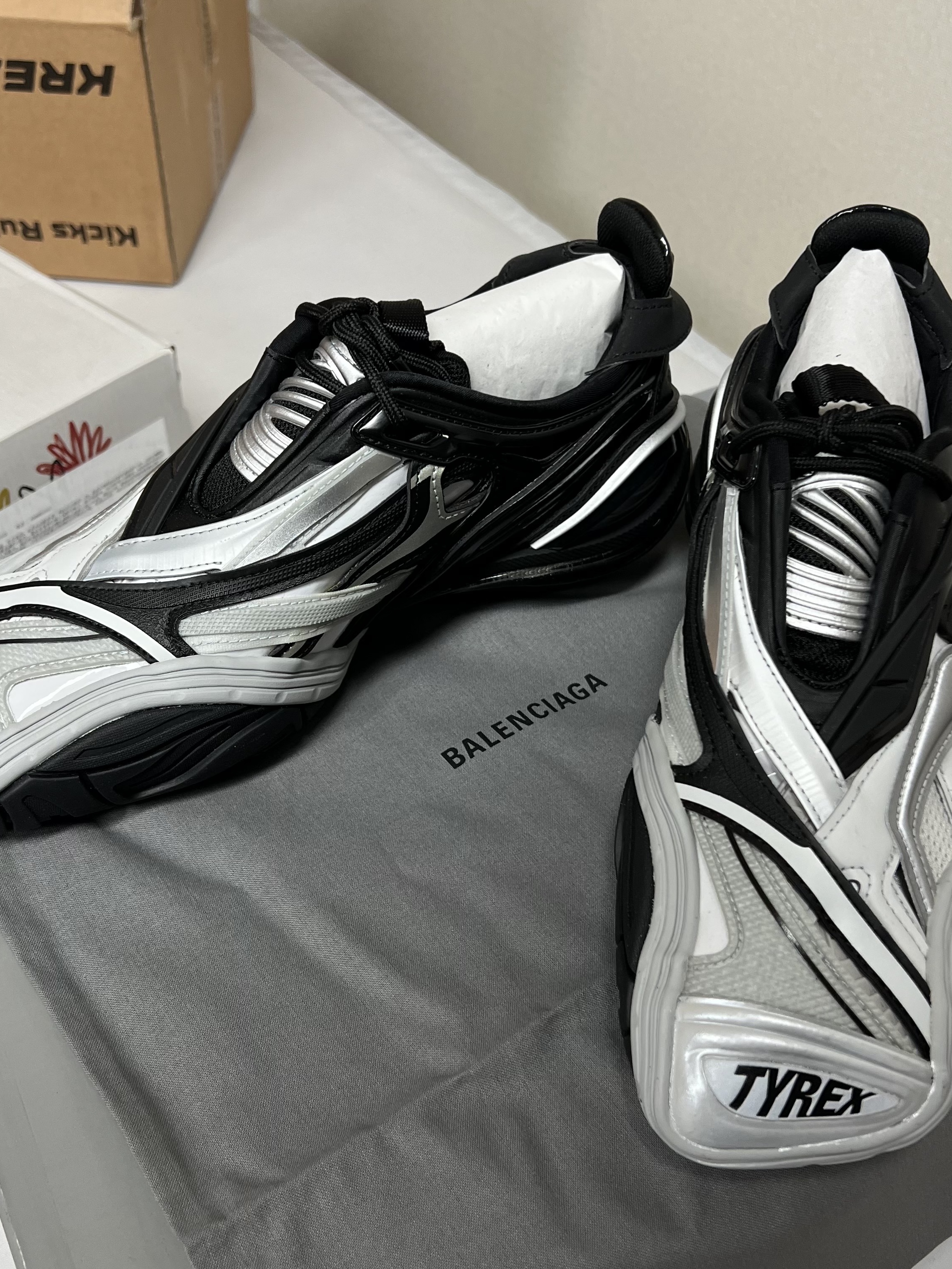 Balenciaga Tyrex Sneakers Black Grey 착용 스타일 - 3