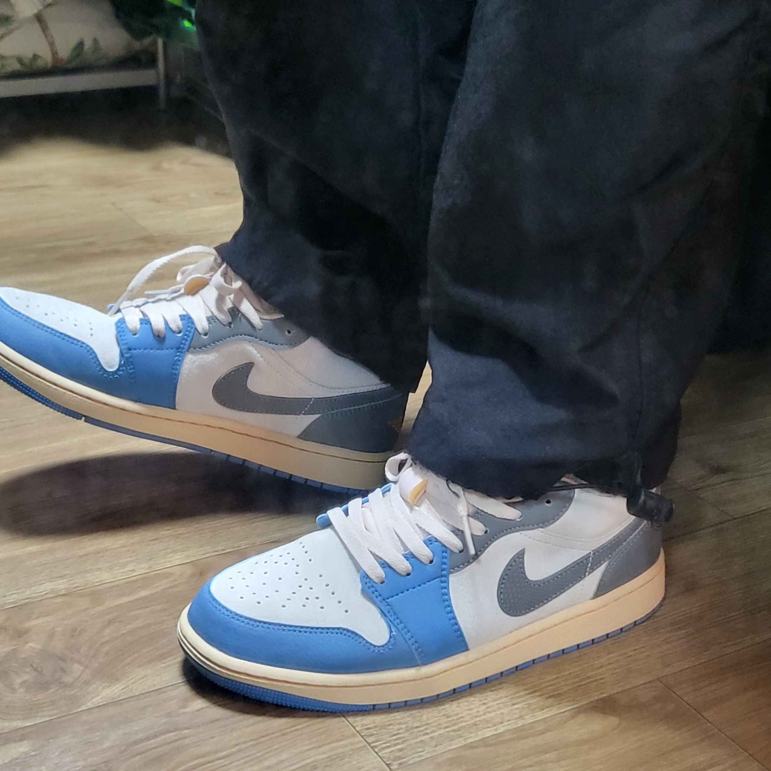 Jordan 1 Low SE Tokyo 96 착용 스타일 - 4