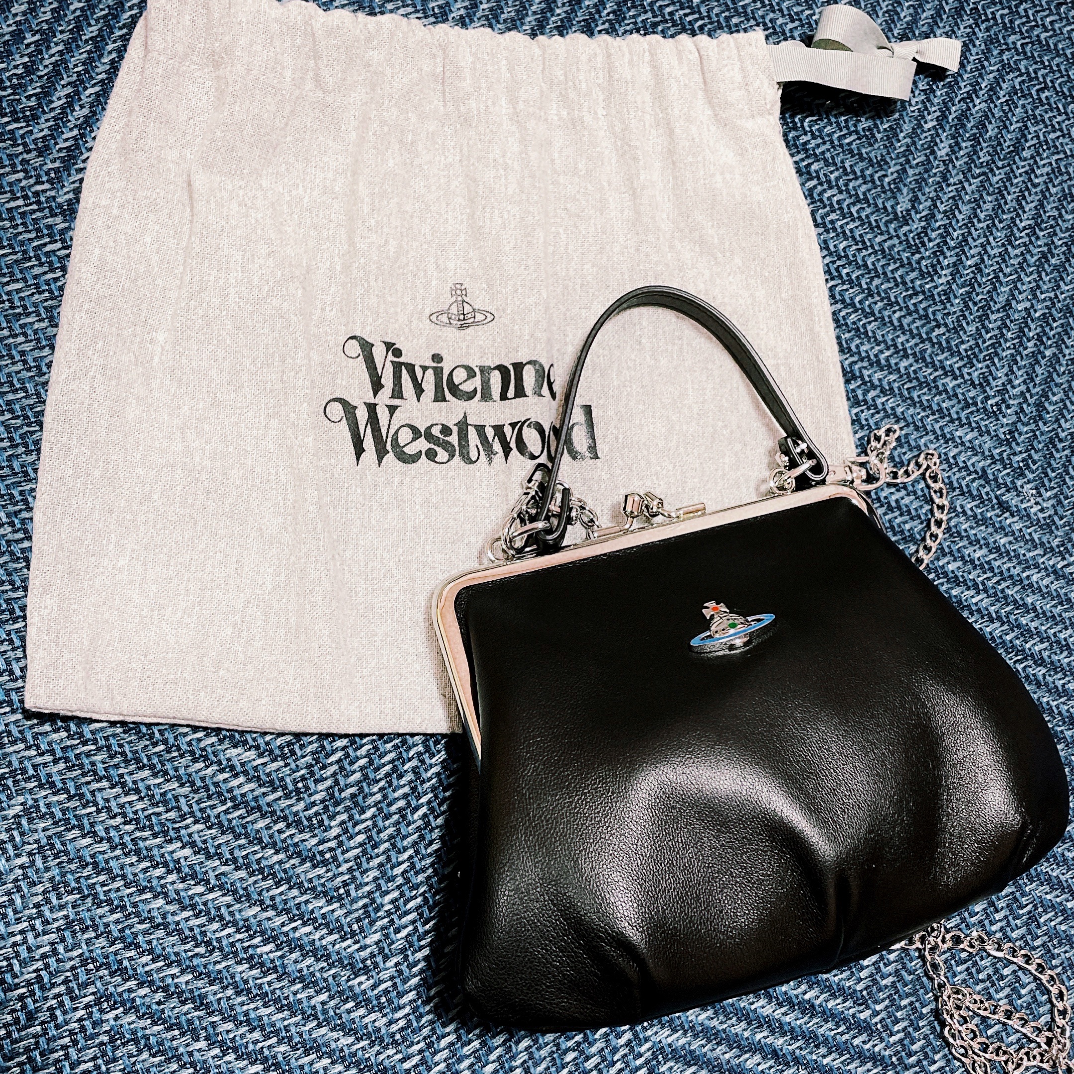 Vivienne Westwood Granny Frame Purse Black 착용 스타일