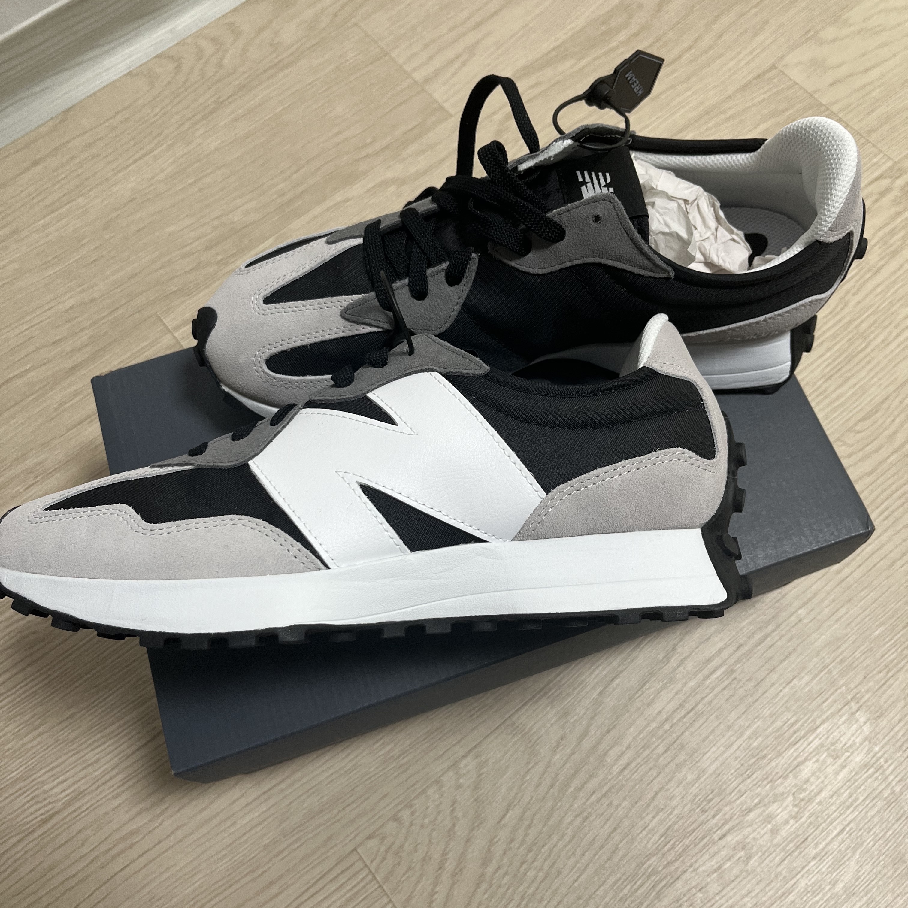 New Balance 327 Black Grey 착용 스타일 - 2