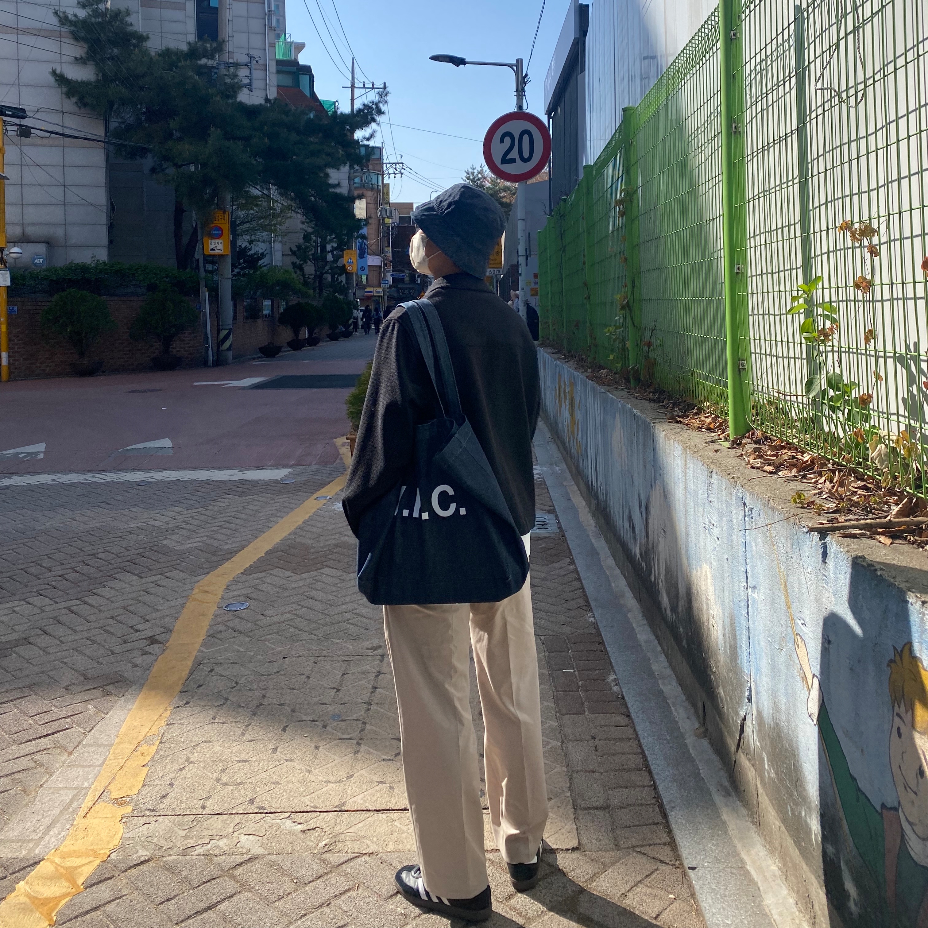 A.P.C. Daniela Shopping Bag Indigo, Adidas Samba OG Black White Gum 착용 스타일