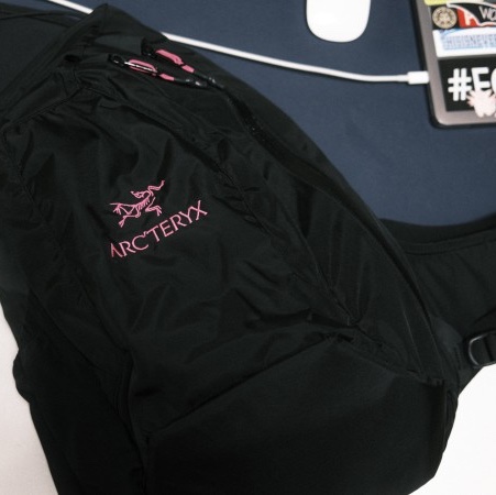 Arc'teryx System A Quiver Crossbody Pack Black Ultra Violet 착용 스타일