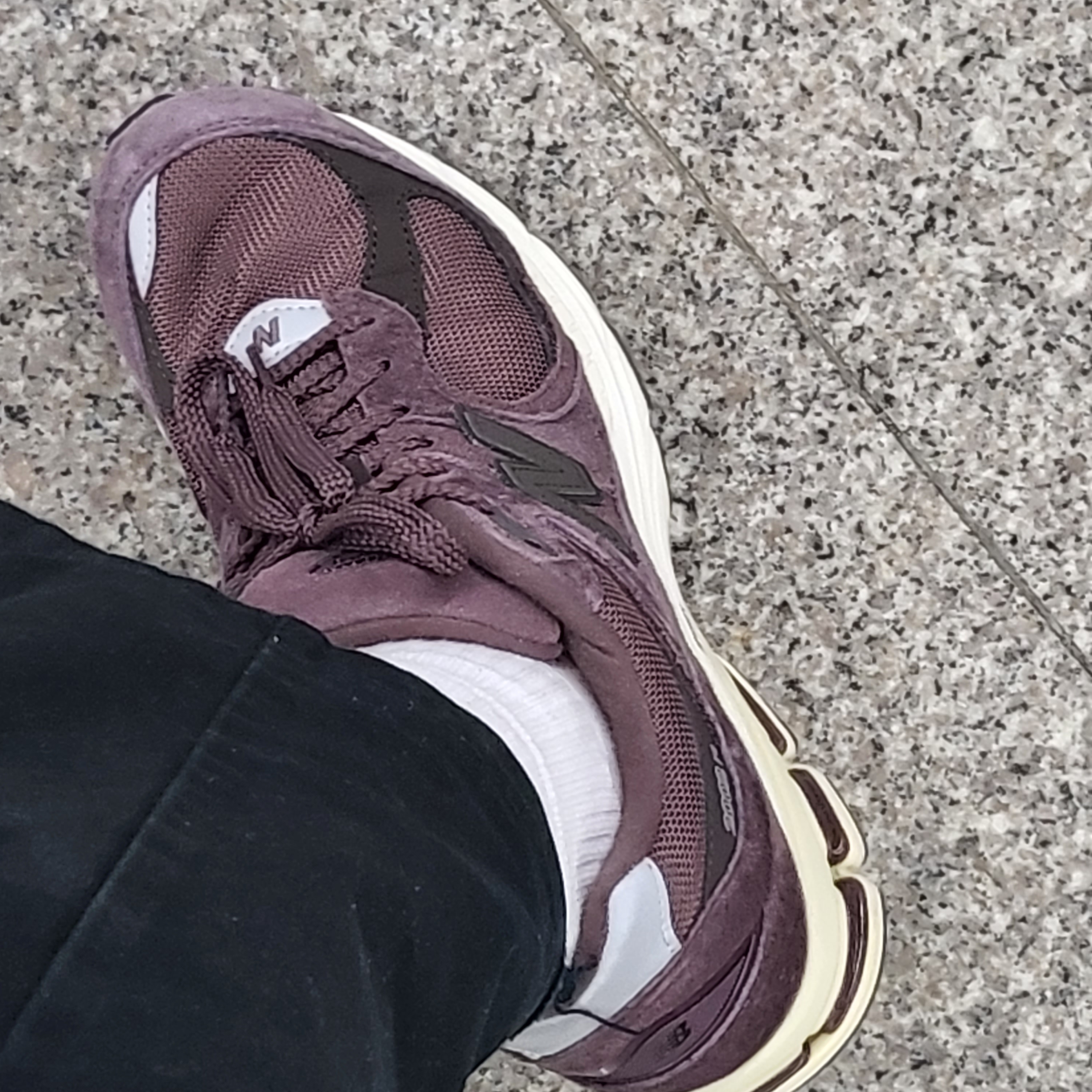 New Balance 2002R Truffle Rich Earth 착용 스타일