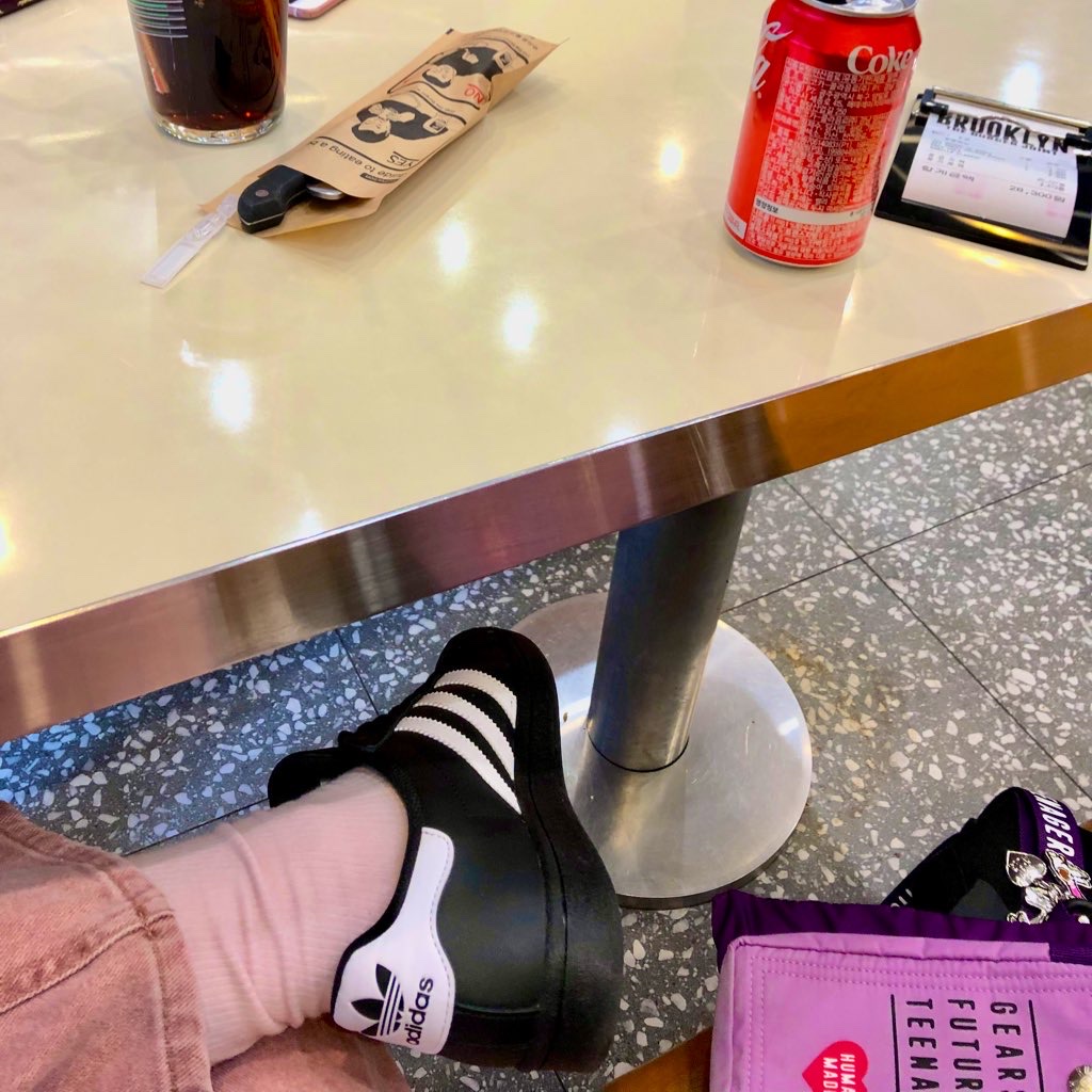 Adidas Superstar Core Black White 착용 스타일
