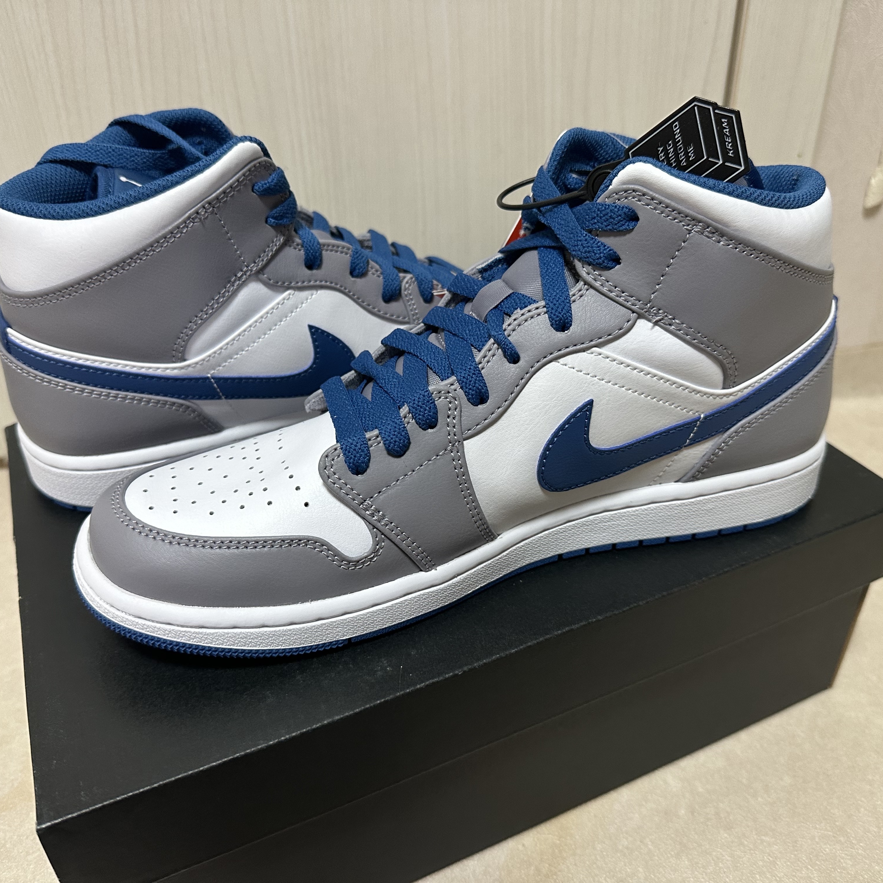 Jordan 1 Mid Cement Grey True Blue 착용 스타일