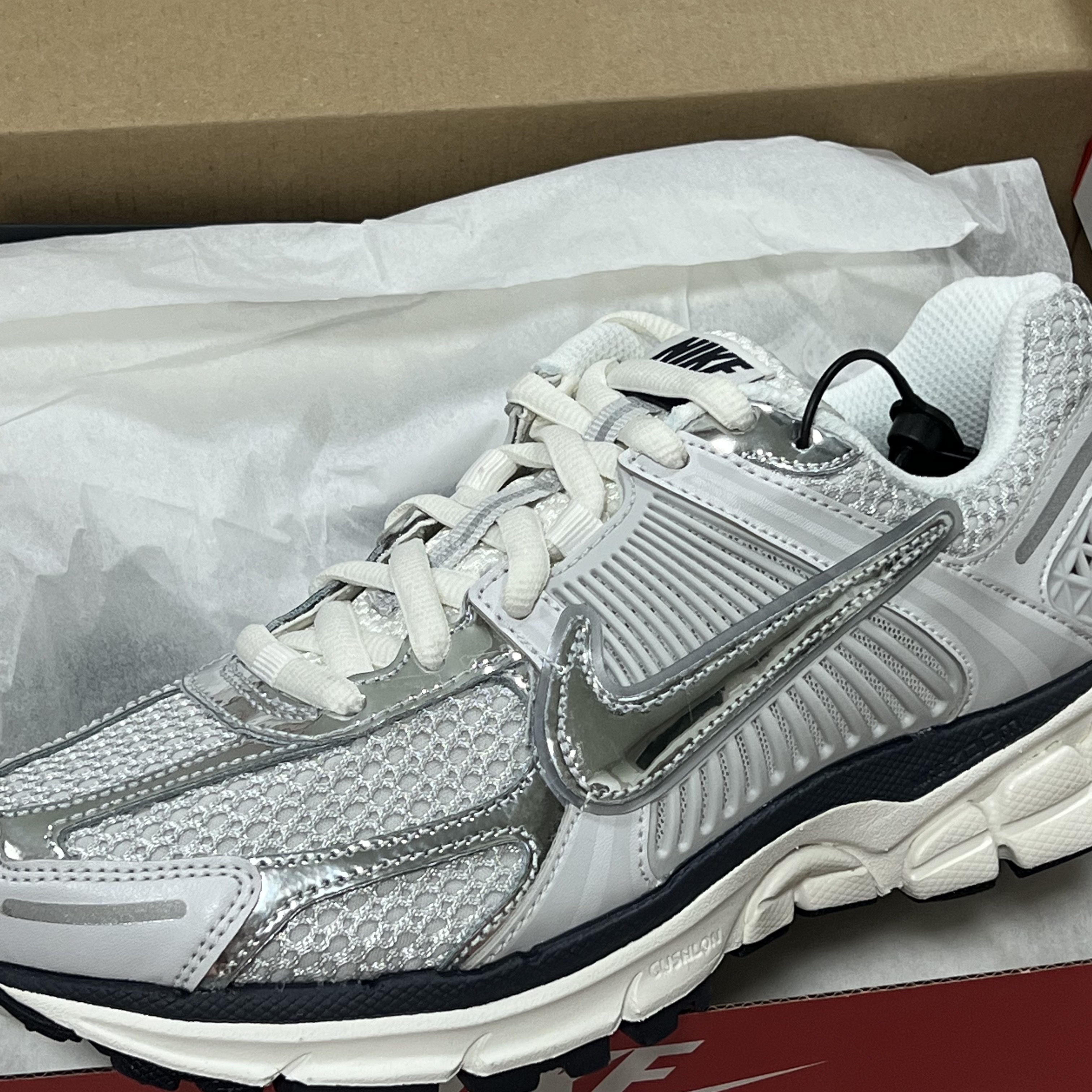 (W) Nike Zoom Vomero 5 Photon Dust and Metallic Silver 착용 스타일