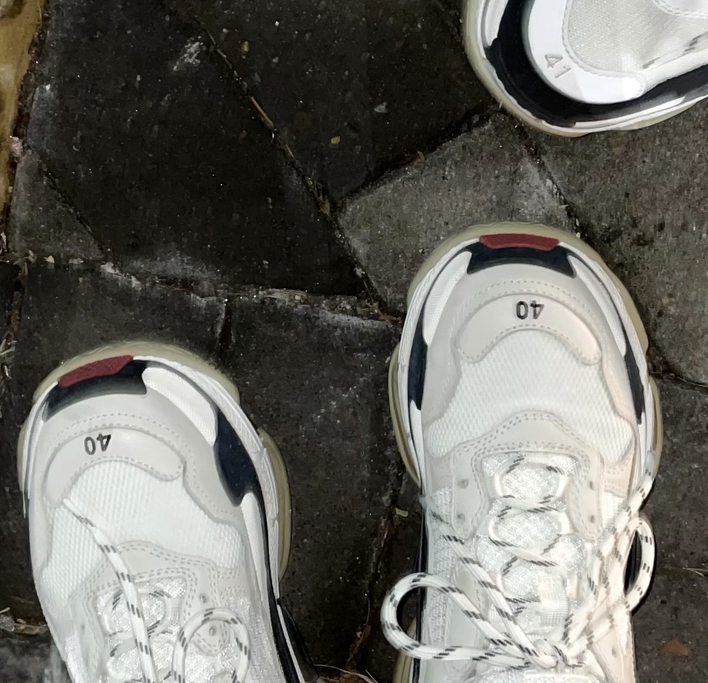 Balenciaga Triple S Silver Red 2018 착용 스타일 - 1