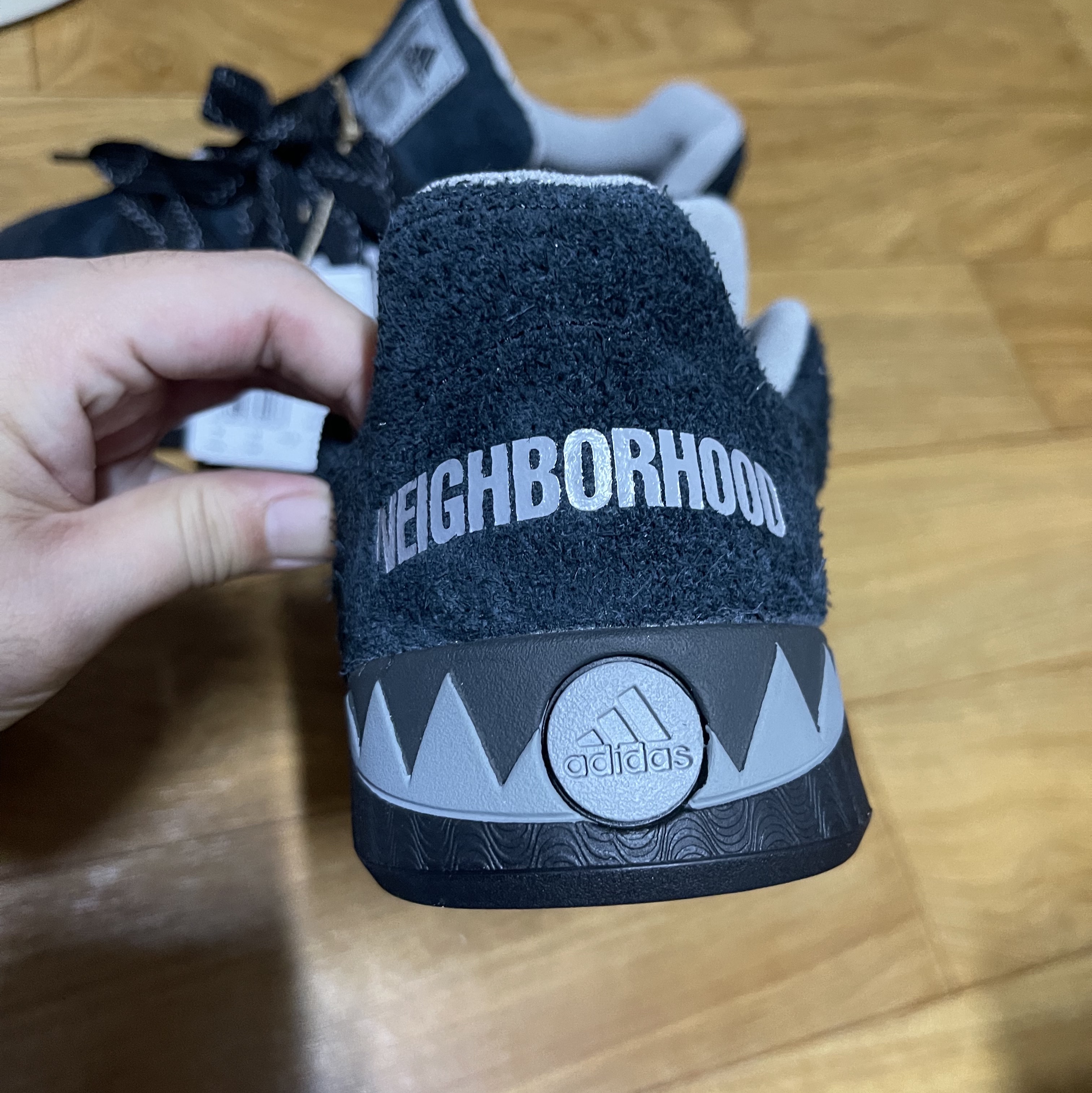 Adidas x Neighborhood Adimatic Core Black 착용 스타일 - 4