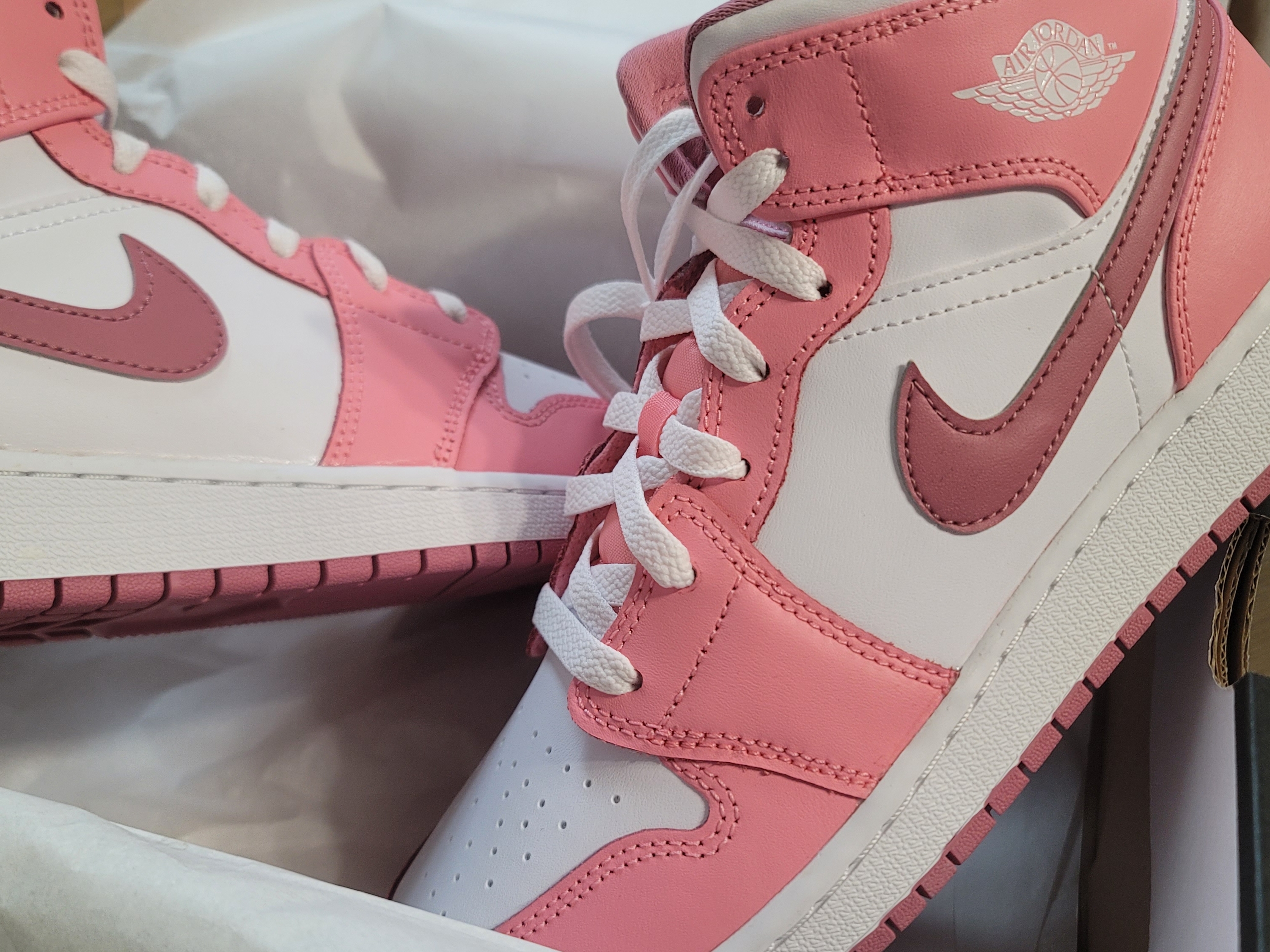(GS) Jordan 1 Mid Coral Chalk Desert Berry 착용 스타일 - 3