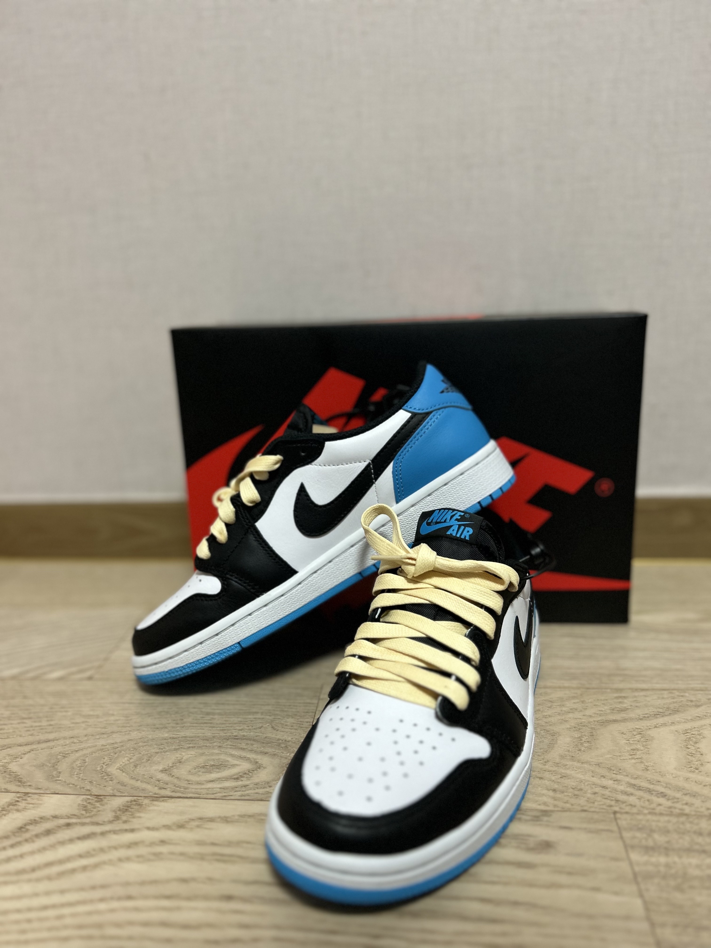 (W) Jordan 1 Retro Low OG Black and Dark Powder Blue 착용 스타일 - 1