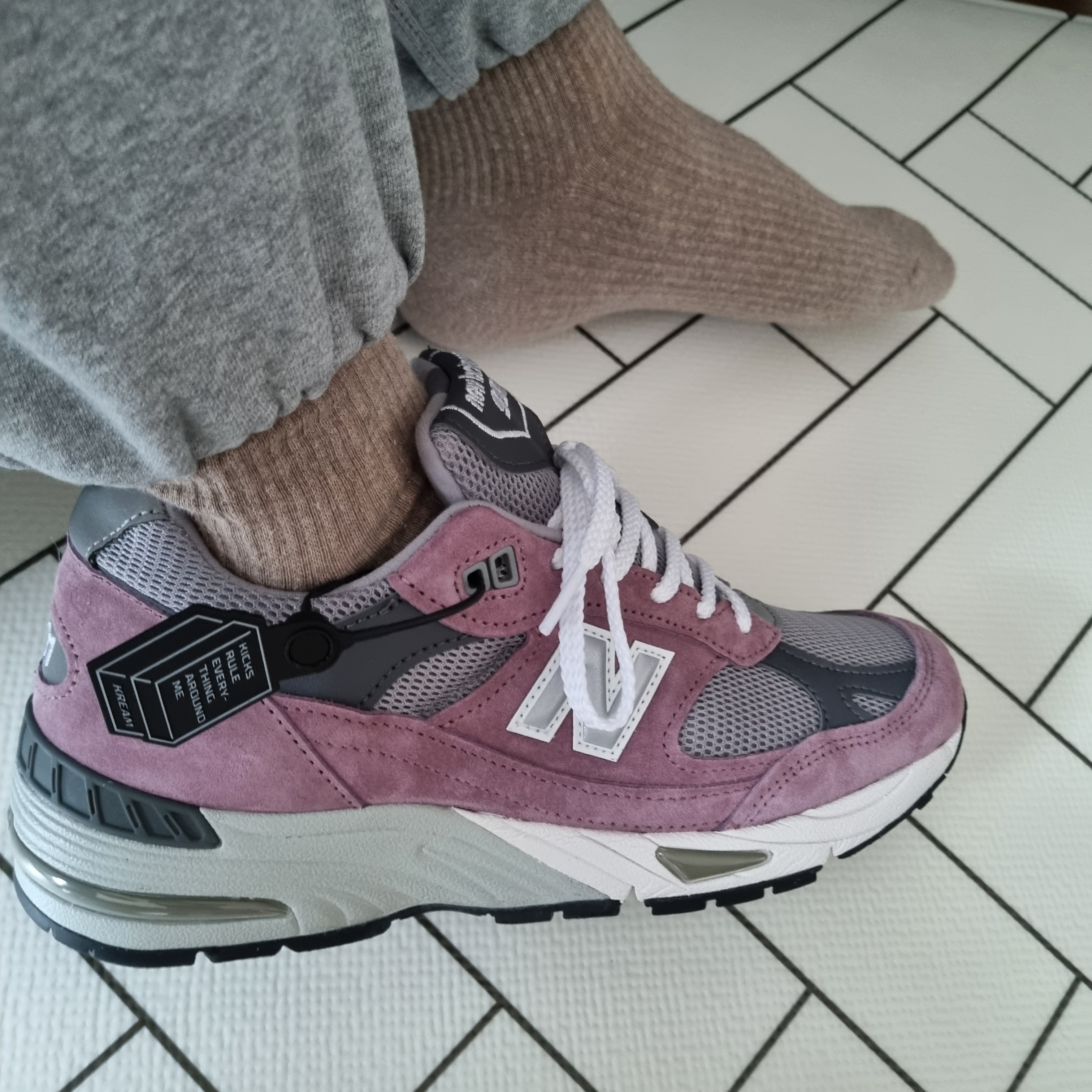 New Balance 991 Made in UK Pink Grey 착용 스타일 - 2
