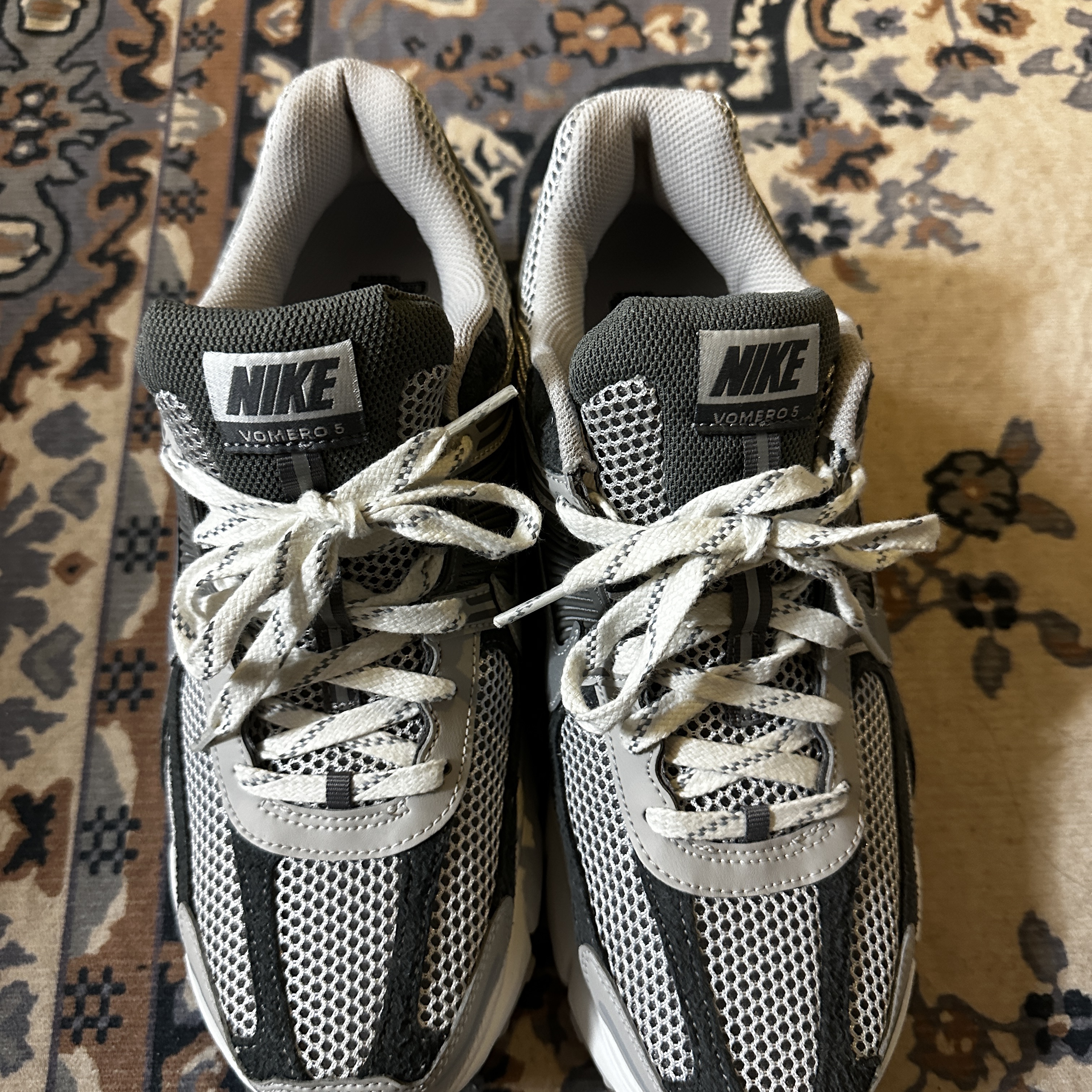Nike Zoom Vomero 5 PRM Light Iron Ore and Flat Fewter 착용 스타일 - 2