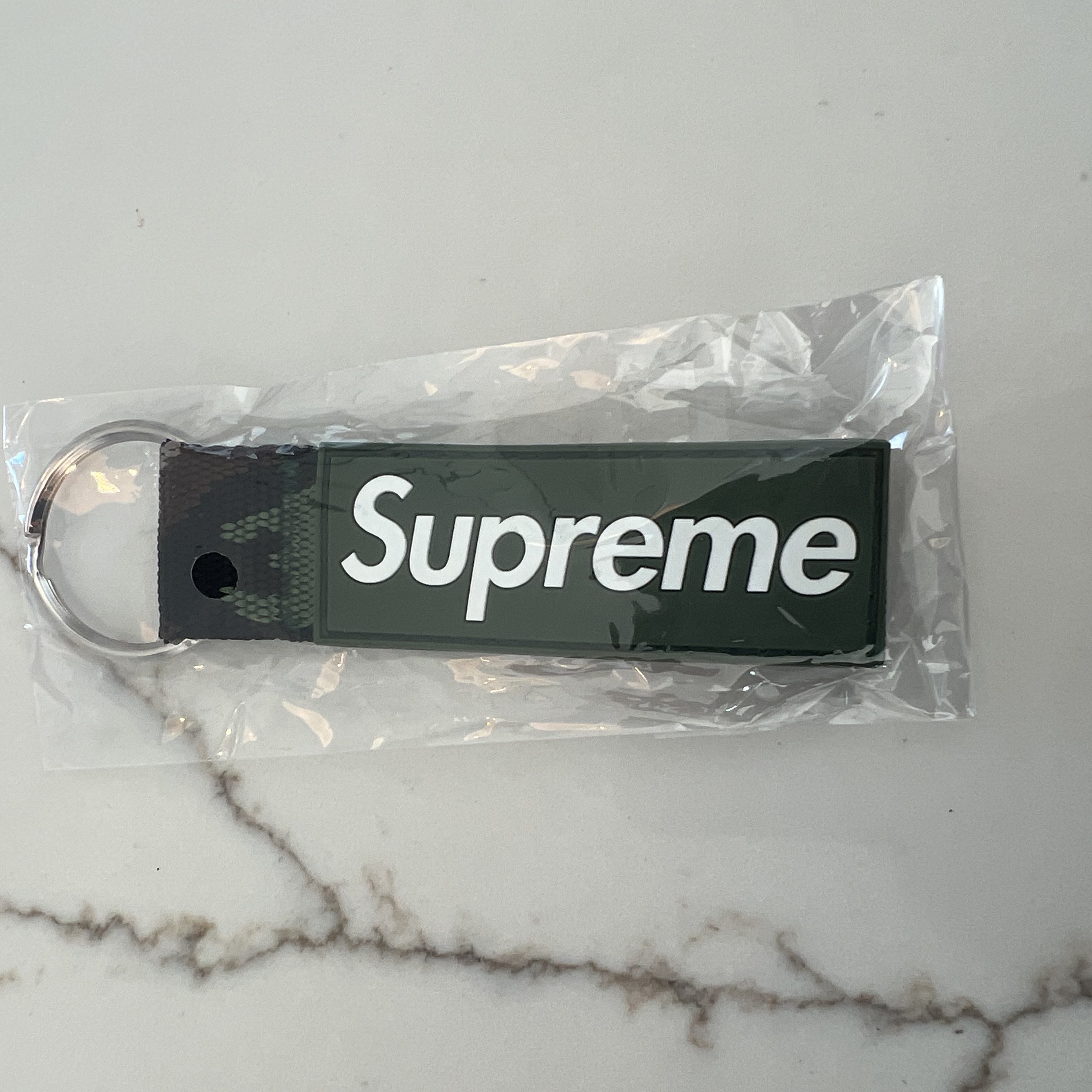 Supreme Webbing Keychain Red - 23SS, Supreme Webbing Keychain Black - 23SS 착용 스타일 - 5