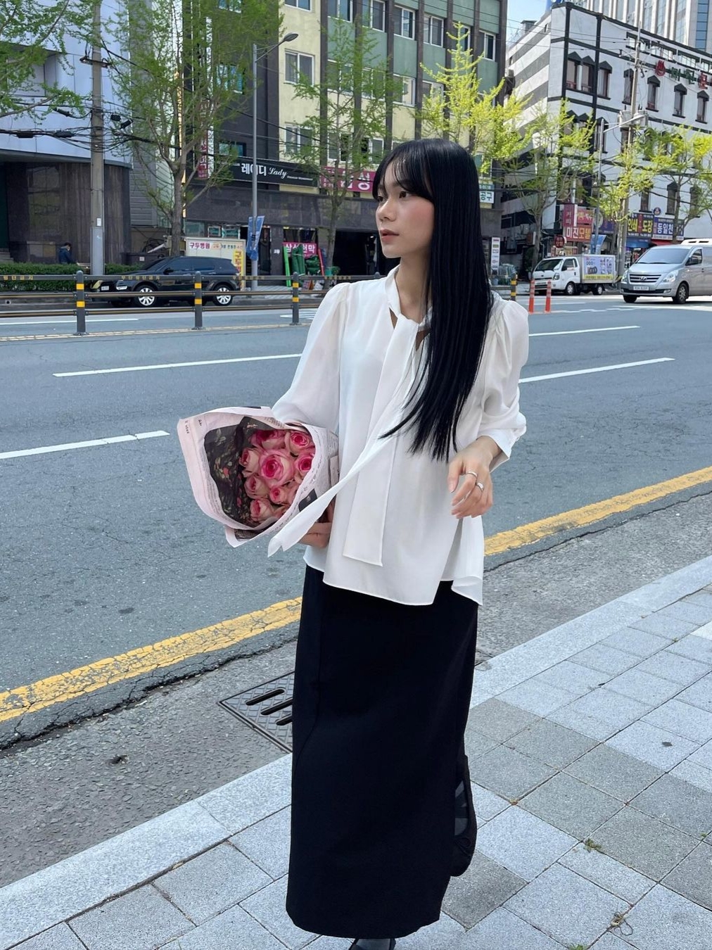 Haveless Women Shine Tie Blouse White 착용 스타일 - 1